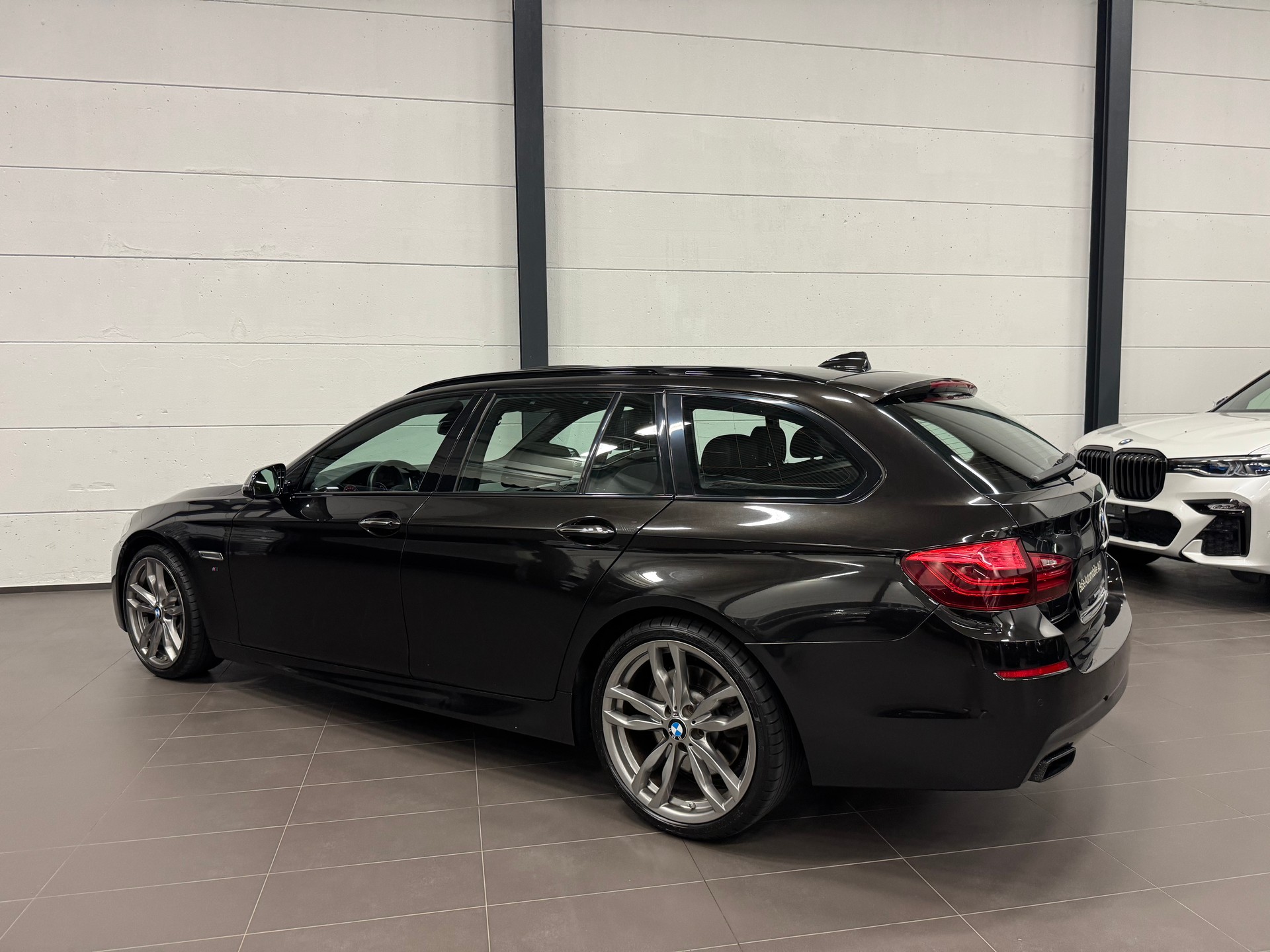 BMW M550d Touring xDrive Steptronic-image-10