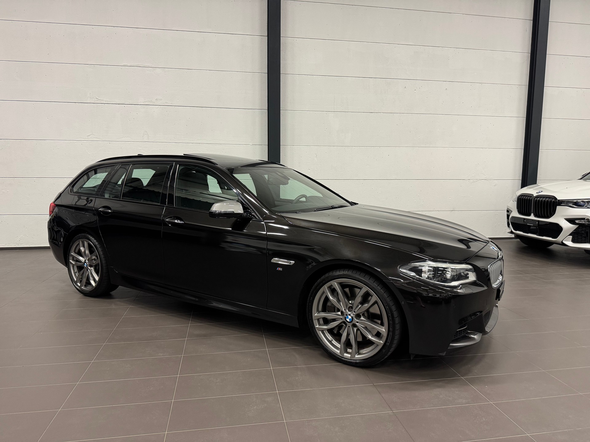 BMW M550d Touring xDrive Steptronic-image-5
