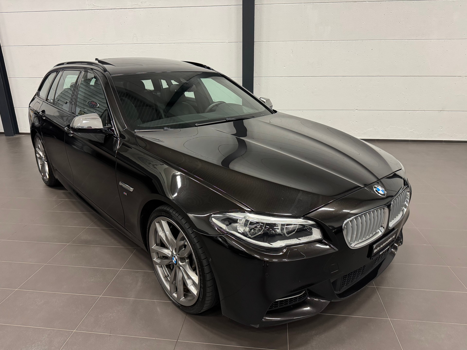 BMW M550d Touring xDrive Steptronic-showroom-element-1