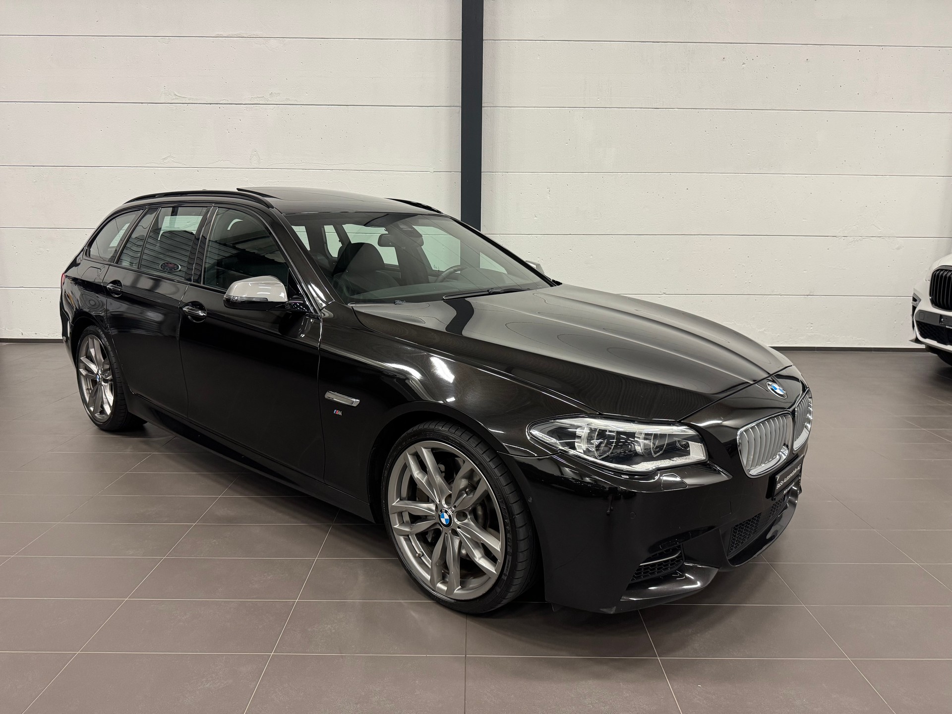 BMW M550d Touring xDrive Steptronic-showroom-element-3