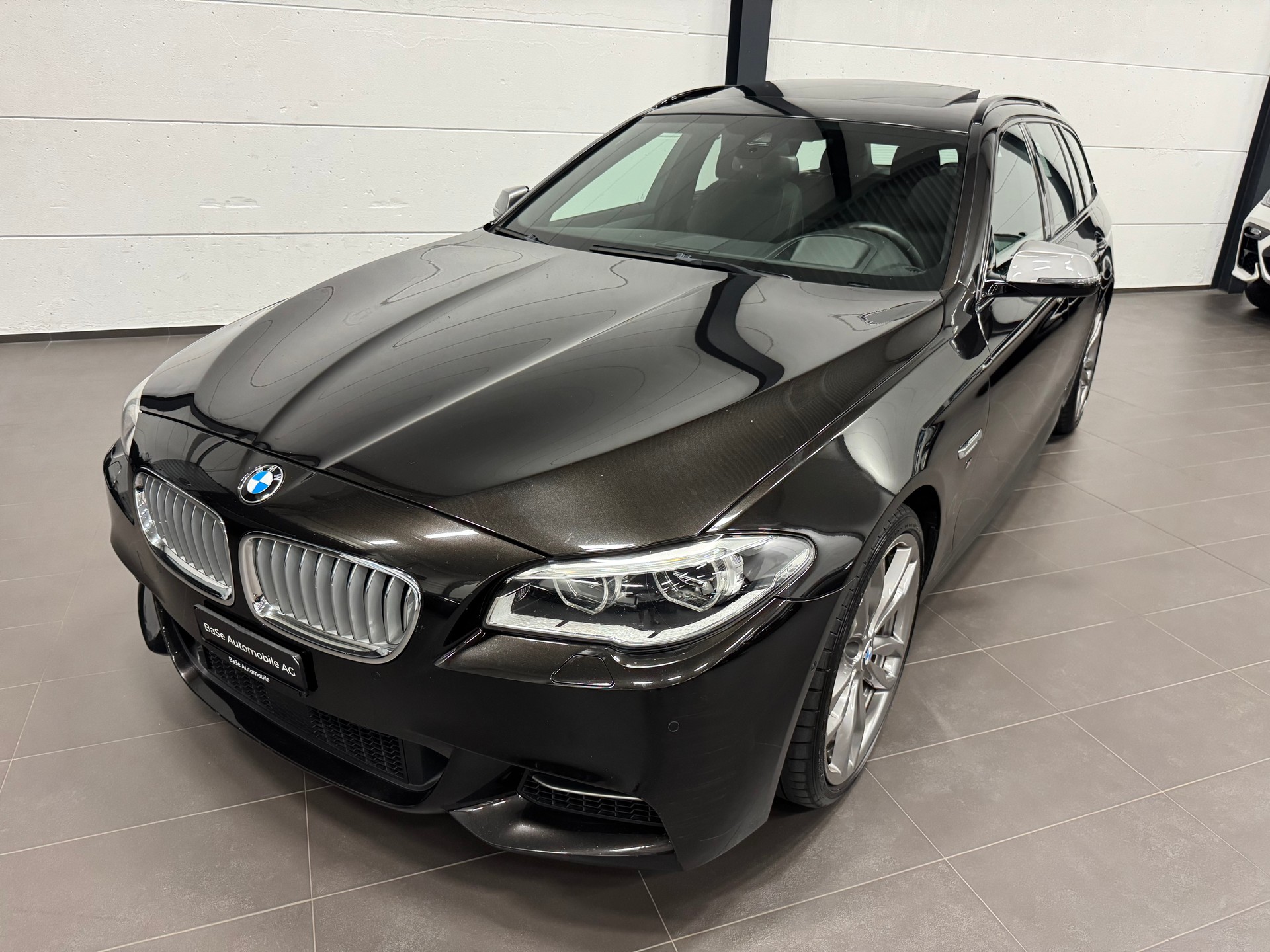 BMW M550d Touring xDrive Steptronic-showroom-element-2