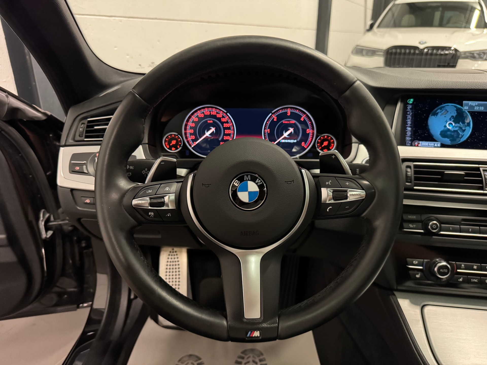 BMW M550d Touring xDrive Steptronic-image-23