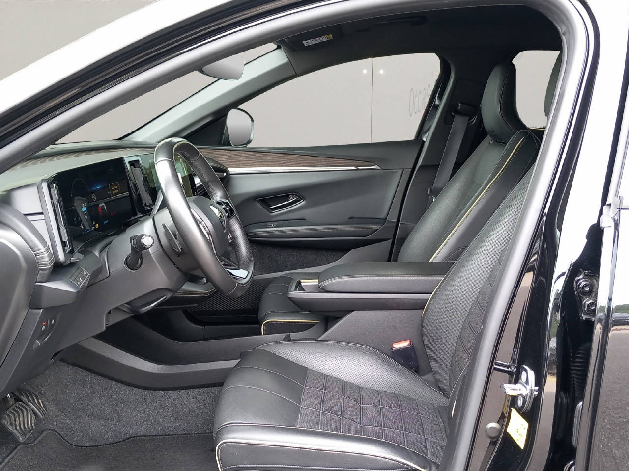 RENAULT Megane-showroom-element-3