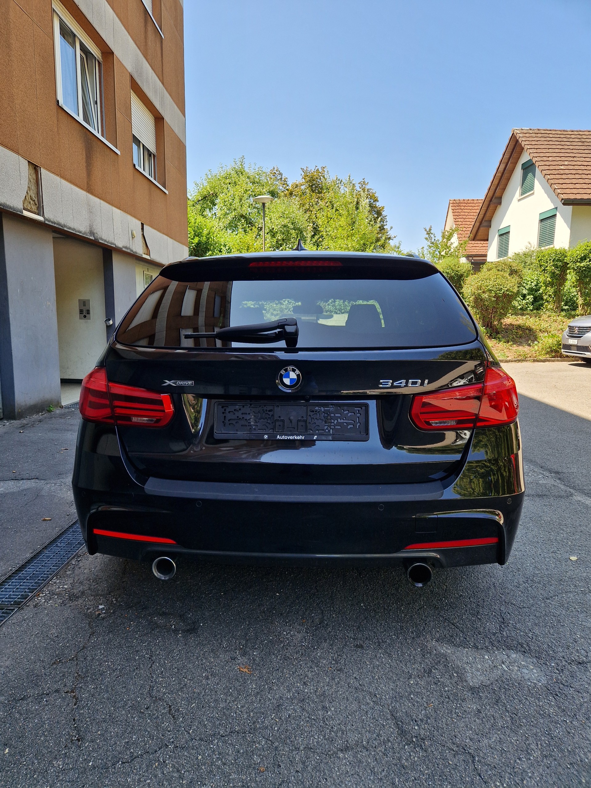 BMW 340i xDrive Touring Steptronic-showroom-element-1