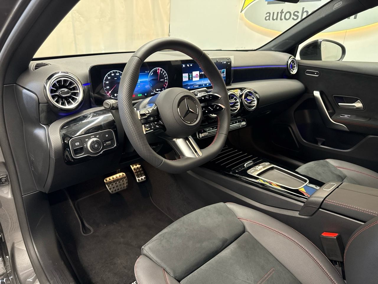 MERCEDES-BENZ A 250 e DCT AMG-showroom-element-2