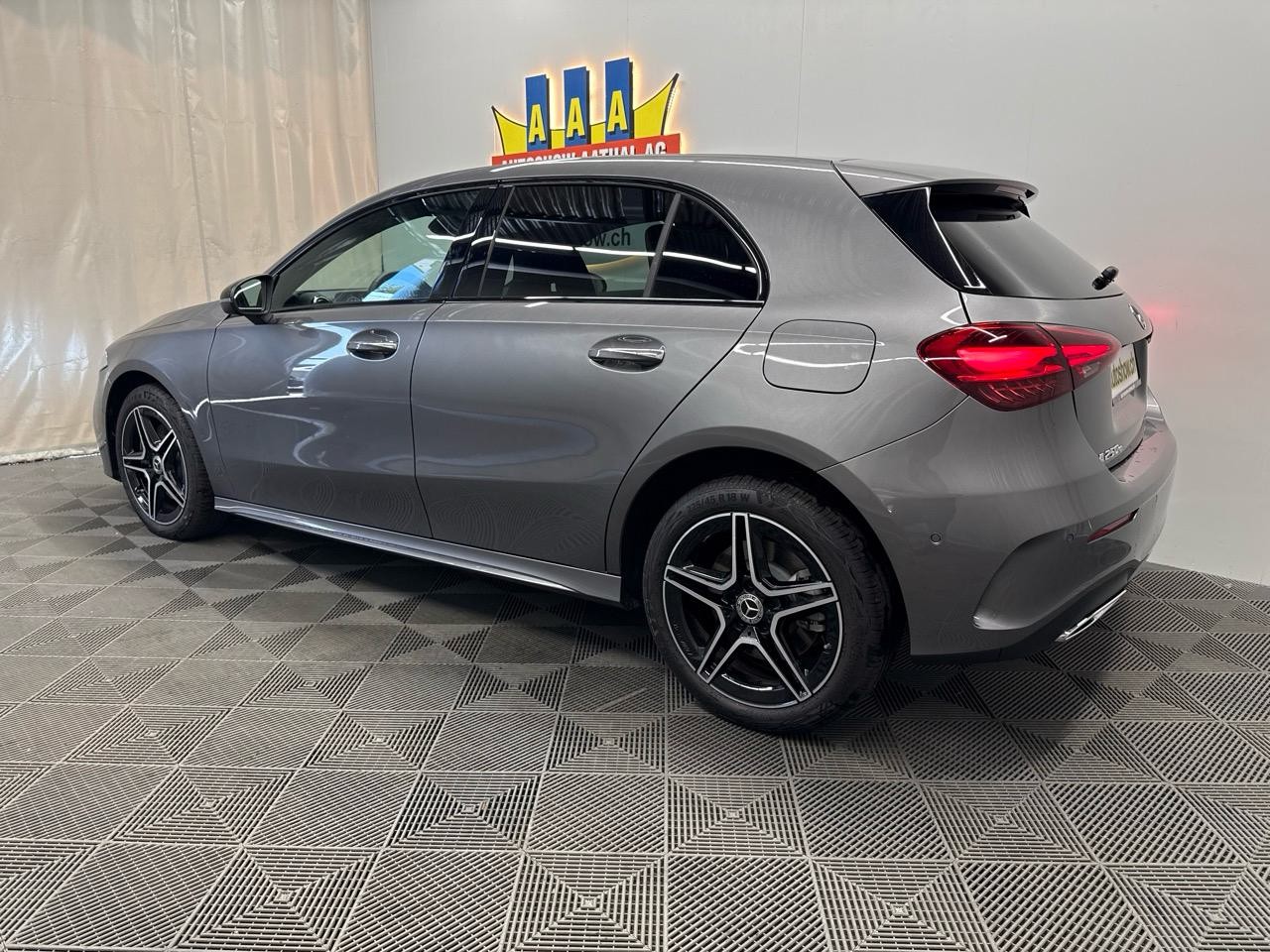 MERCEDES-BENZ A 250 e DCT AMG-showroom-element-1
