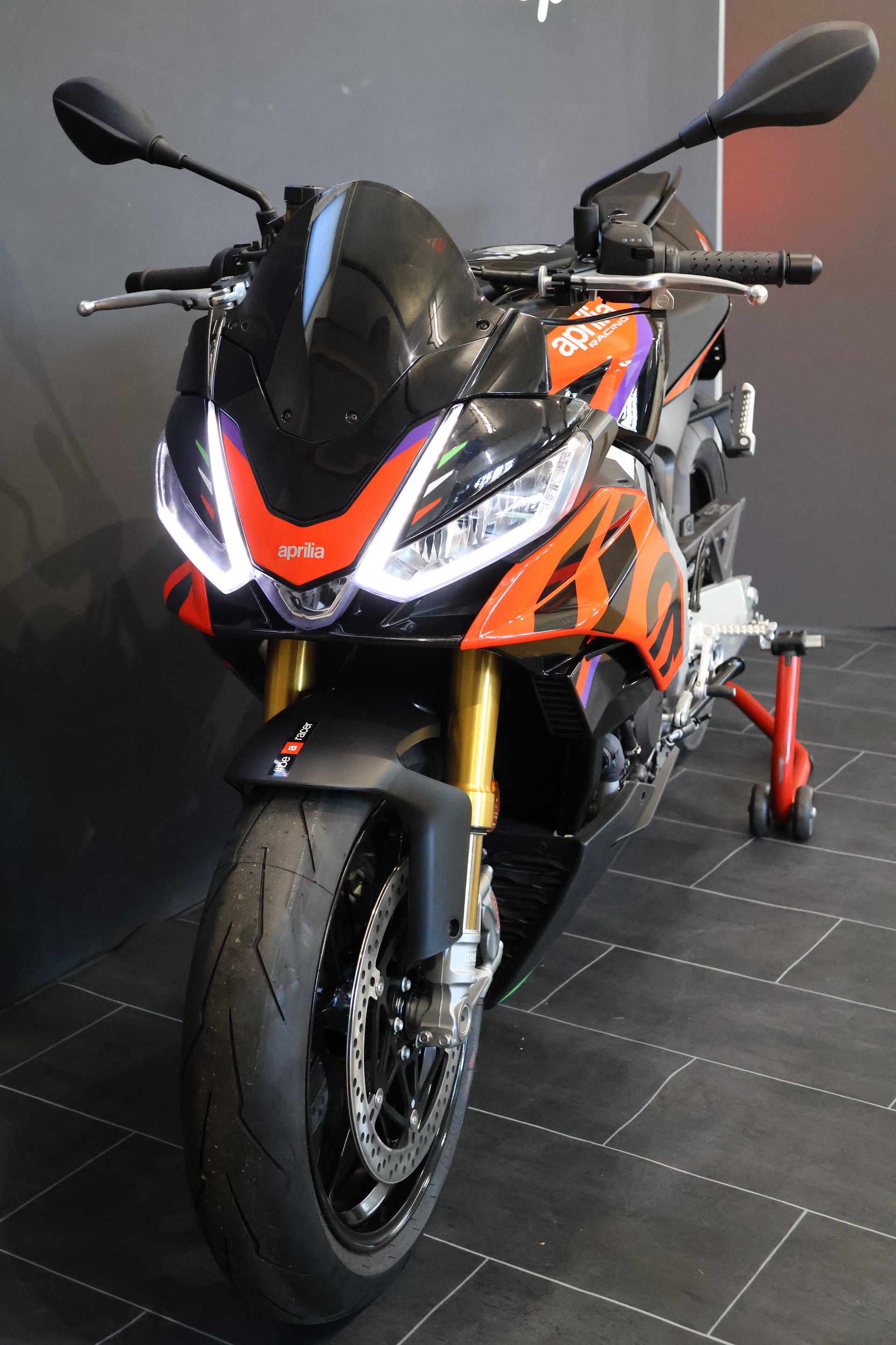 APRILIA Tuono V4 1100 Factory-showroom-element-2