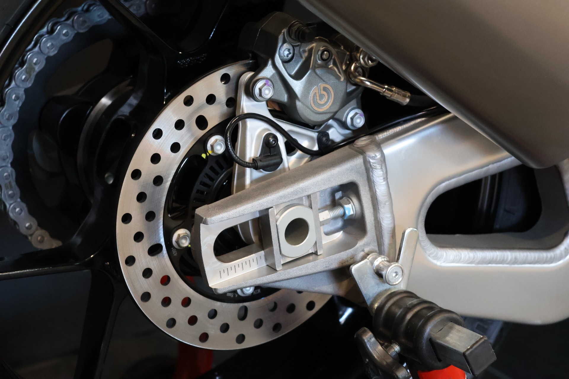 APRILIA Tuono V4 1100 Factory-image-10