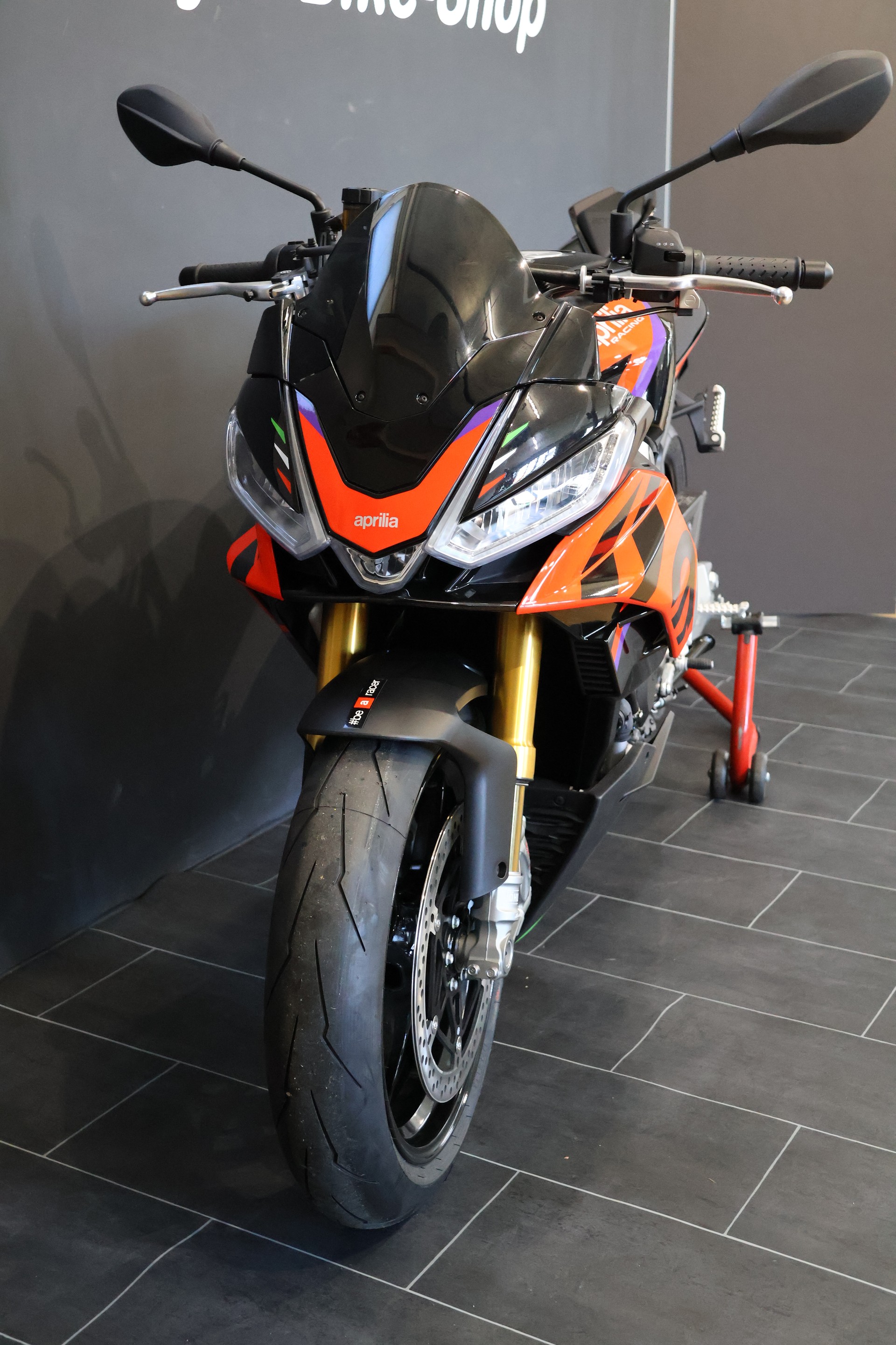 APRILIA Tuono V4 1100 Factory-showroom-element-1