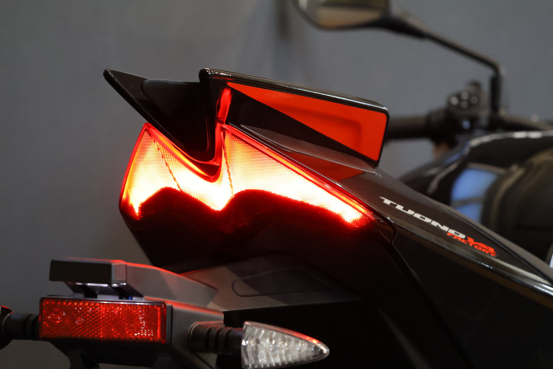 APRILIA Tuono V4 1100 Factory-image-6