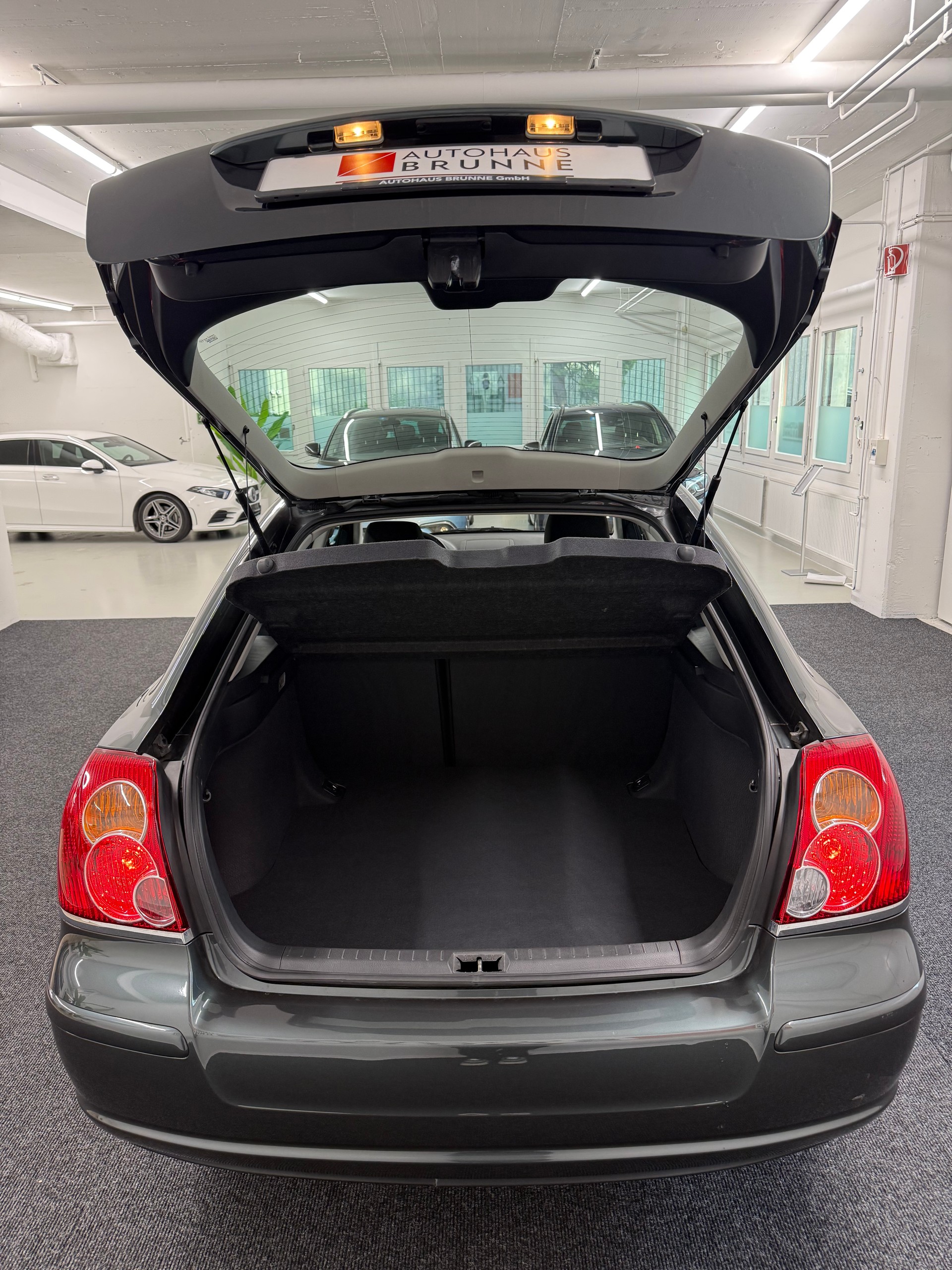 TOYOTA Avensis 1.8 VVT-i Linea Luna Liftback-image-6