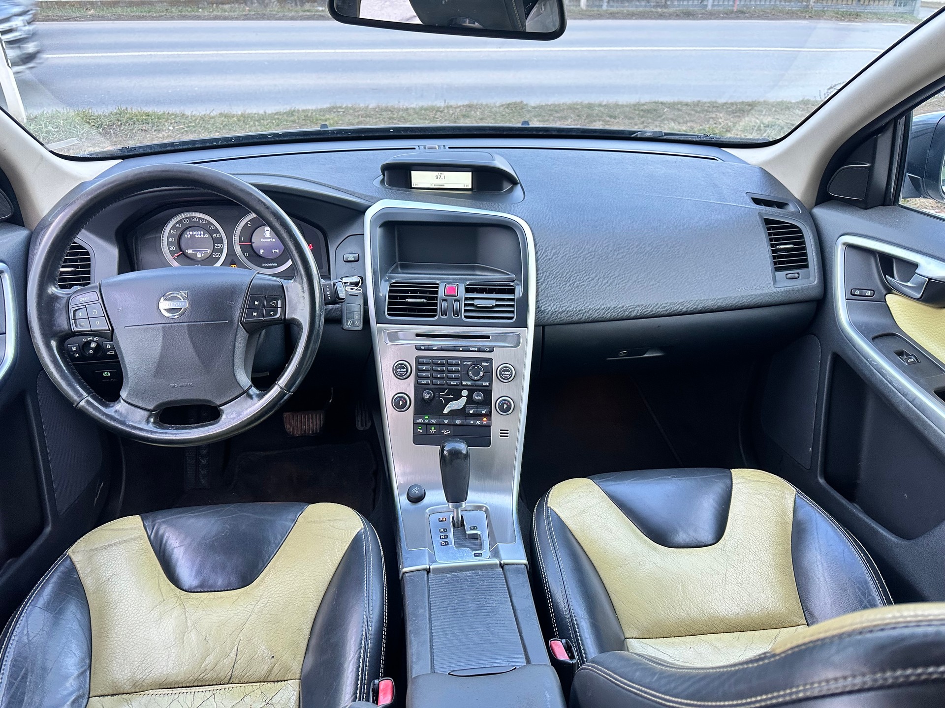 VOLVO XC60 D5 AWD Momentum Geartronic-image-10