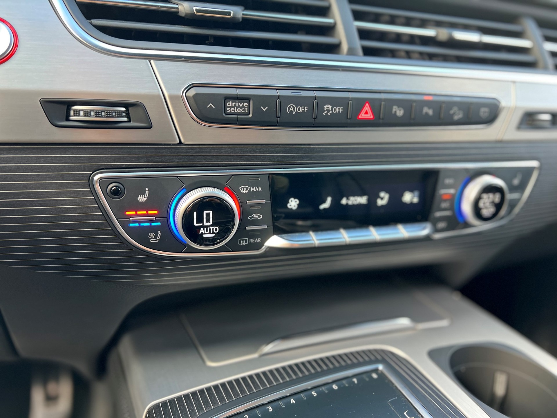 AUDI SQ7 4.0 TDI quattro tiptronic-image-13