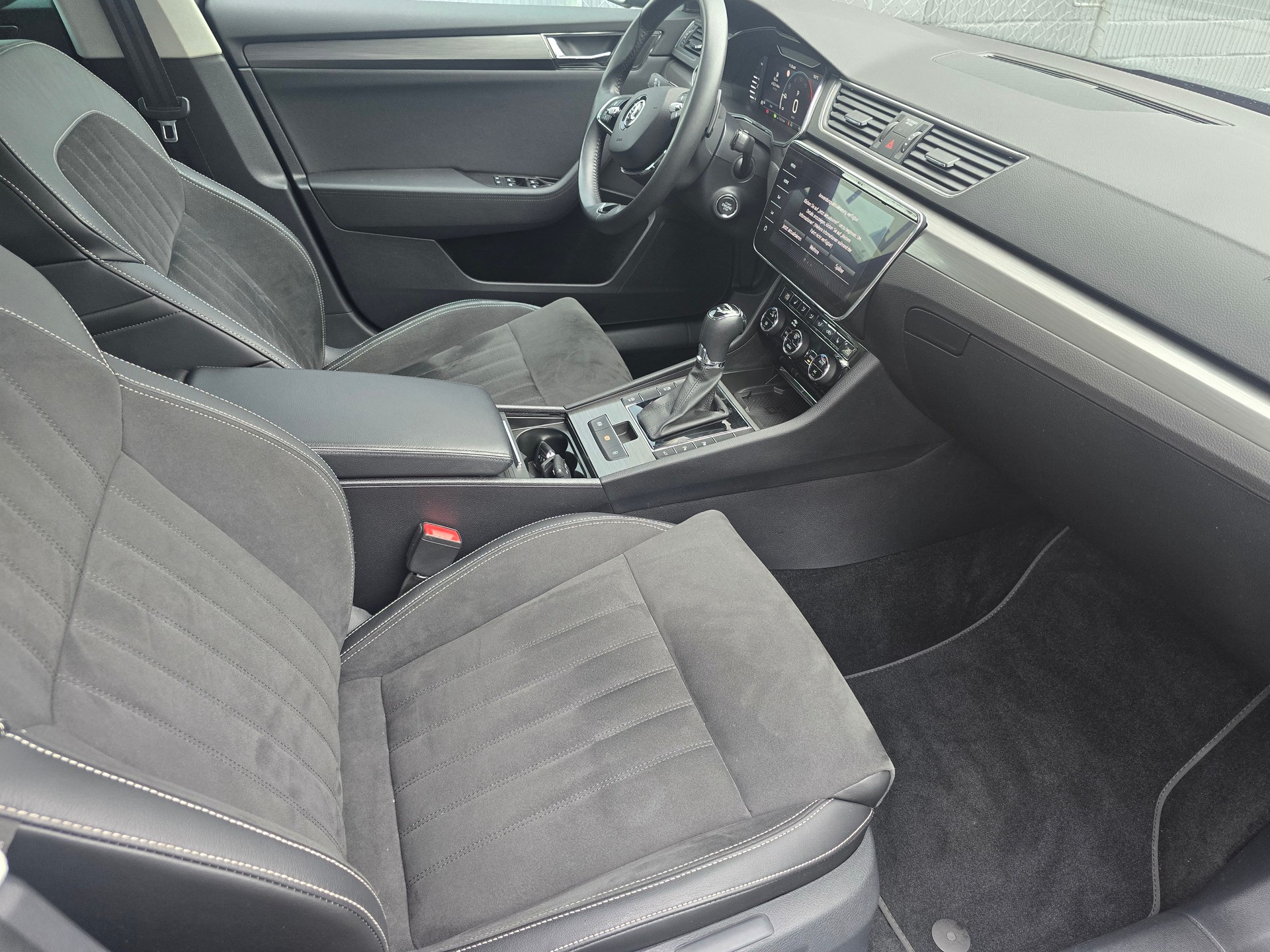 SKODA Superb Combi 2.0 TDi Style 4x4 DSG*Frisch ab Service*TOP Ausstattung*Anhängerkupplung*****-image-9