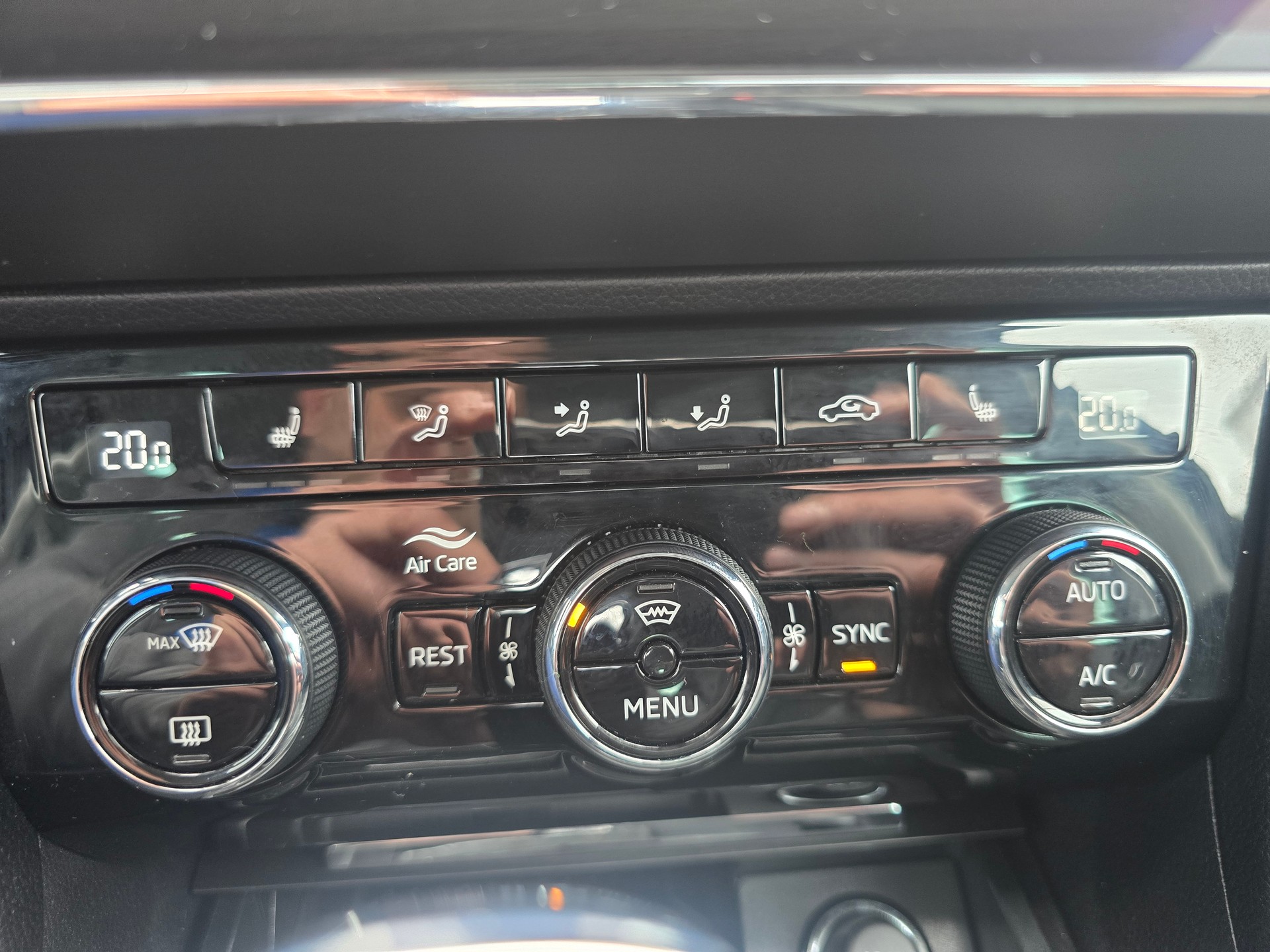 SKODA Superb Combi 2.0 TDi Style 4x4 DSG*Frisch ab Service*TOP Ausstattung*Anhängerkupplung*****-image-12