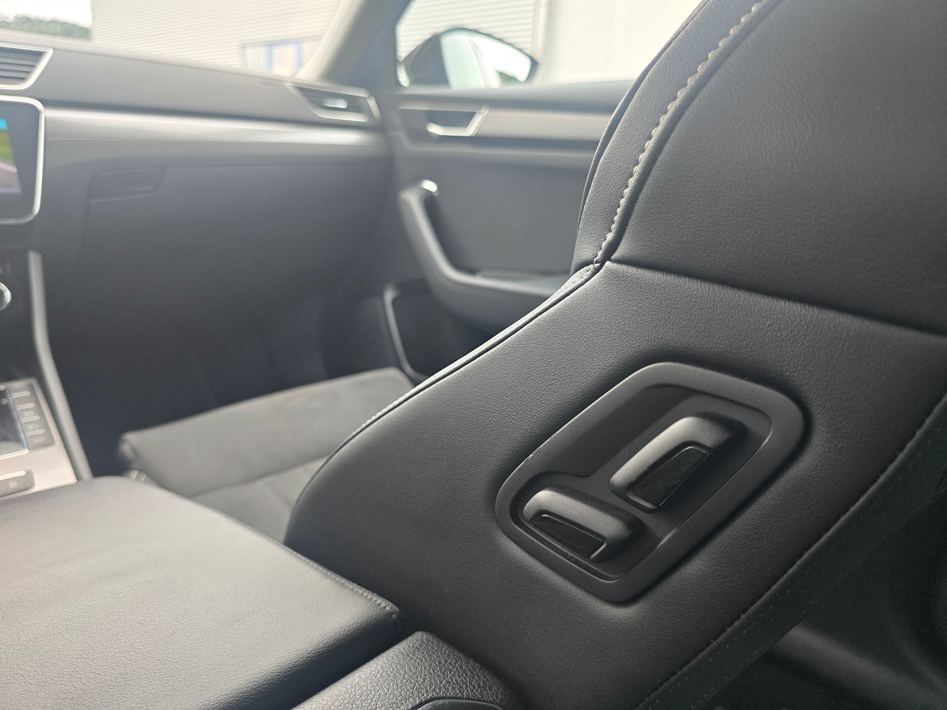 SKODA Superb Combi 2.0 TDi Style 4x4 DSG*Frisch ab Service*TOP Ausstattung*Anhängerkupplung*****-image-15