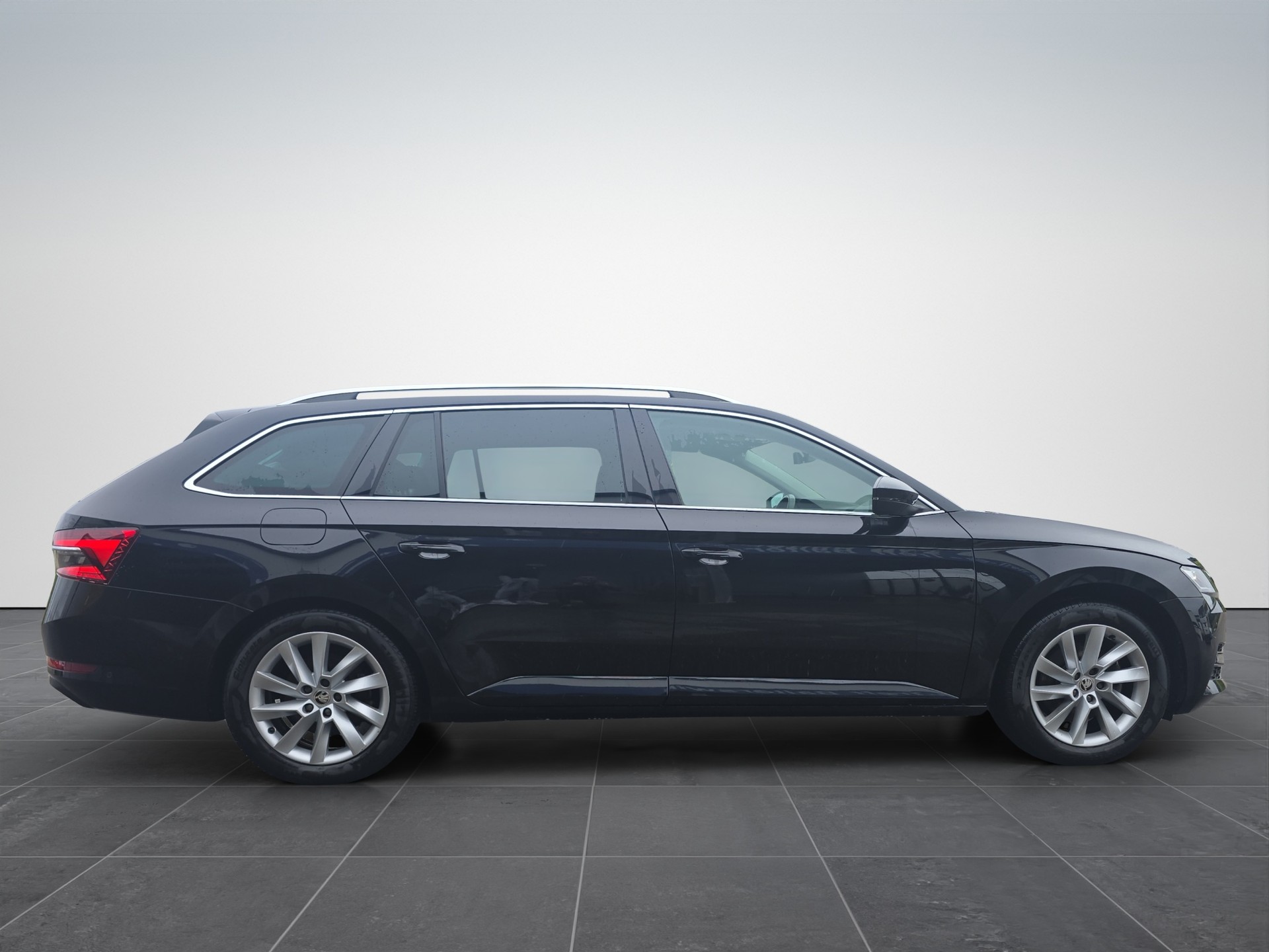 SKODA Superb Combi 2.0 TDi Style 4x4 DSG*Frisch ab Service*TOP Ausstattung*Anhängerkupplung*****-image-2