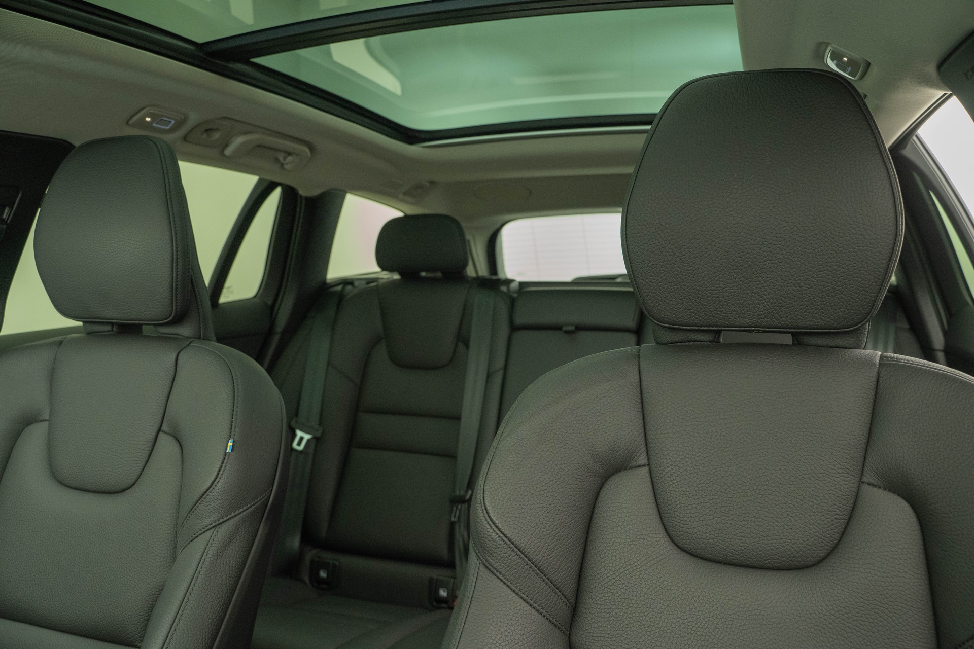 VOLVO V60 2.0 T8 TE Ultra Dark for Business eAWD-image-9