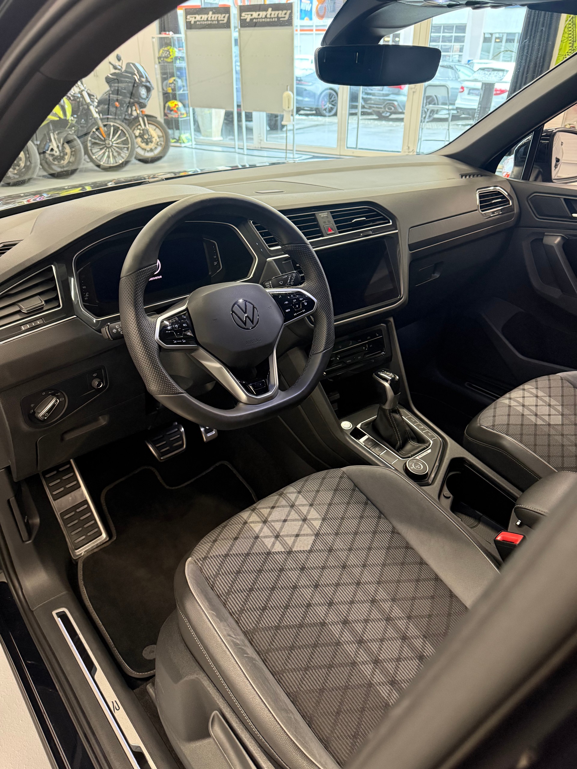 VW Tiguan 2.0 TDI SCR R-Line 4Motion DSG-image-9