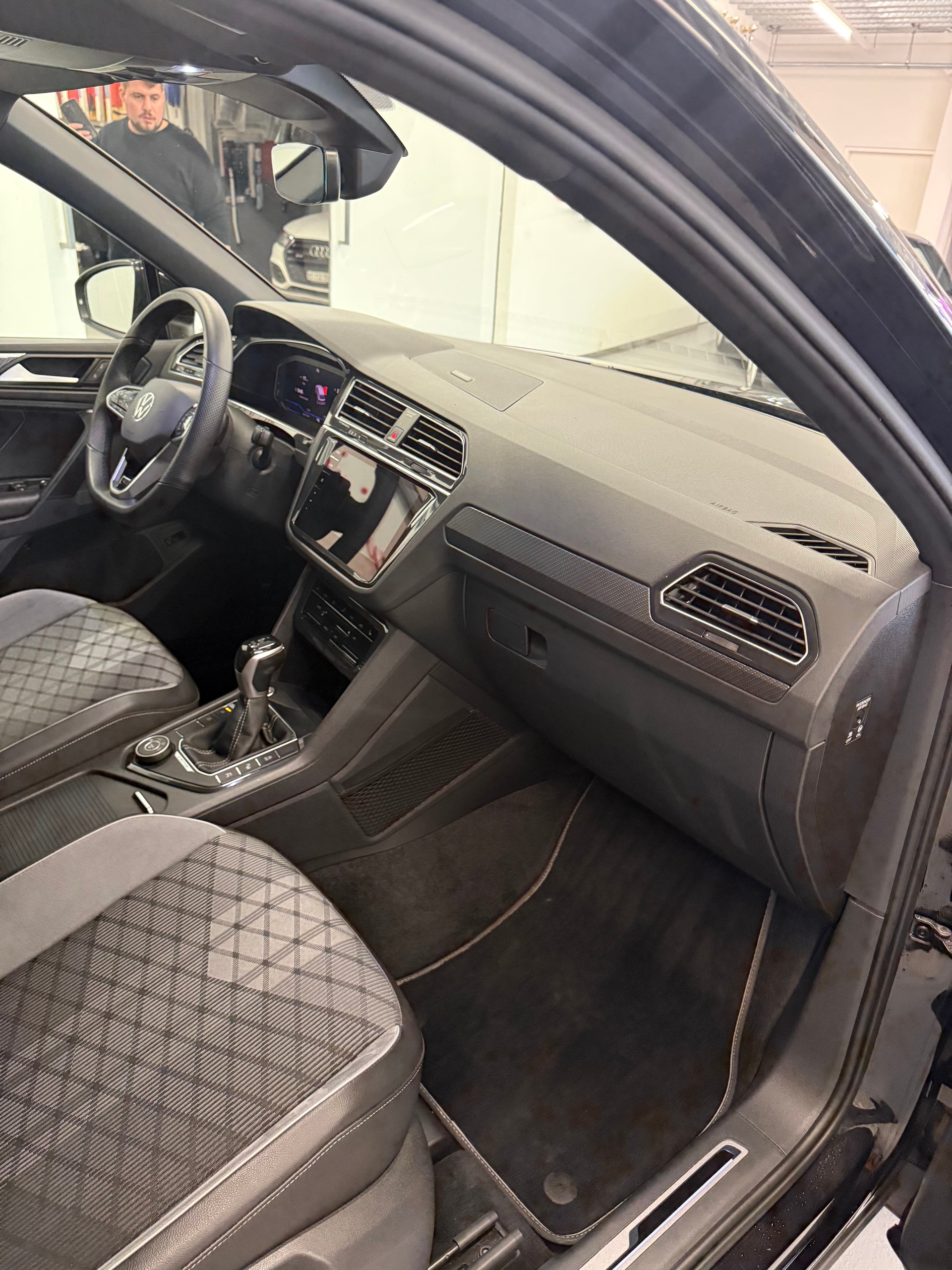 VW Tiguan 2.0 TDI SCR R-Line 4Motion DSG-image-11