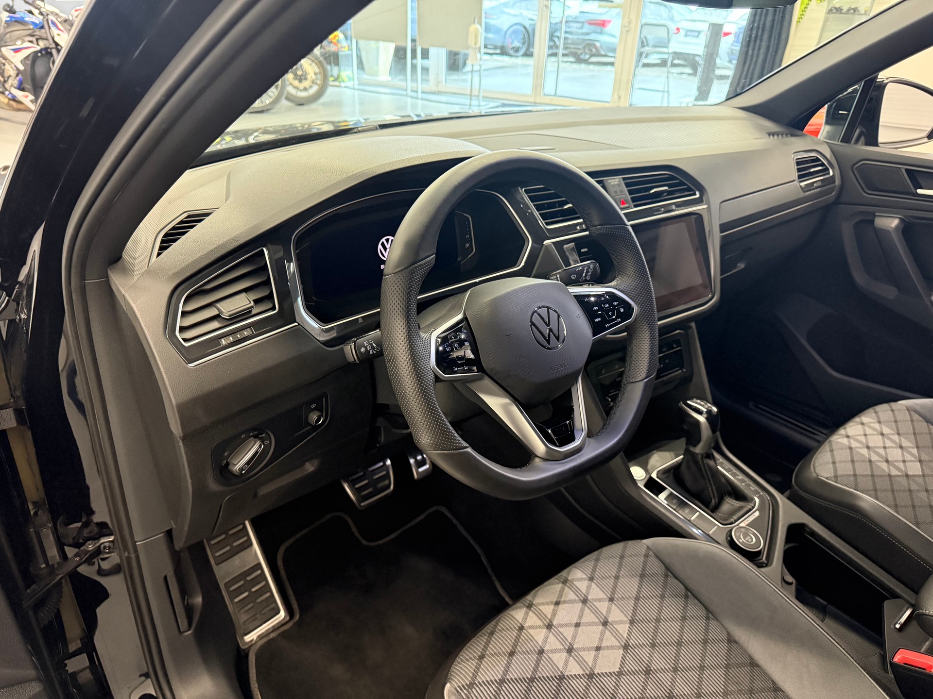 VW Tiguan 2.0 TDI SCR R-Line 4Motion DSG-image-10