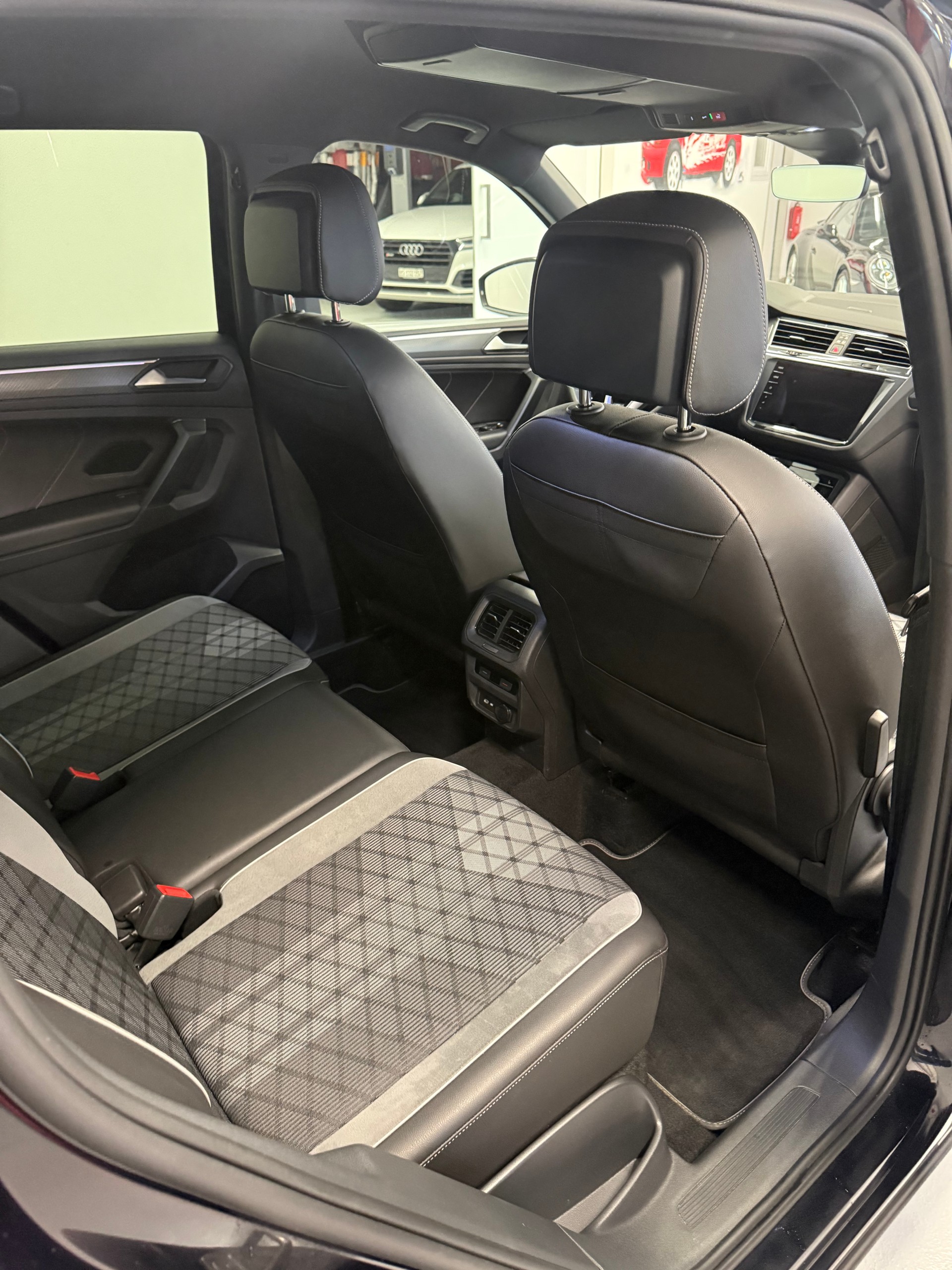 VW Tiguan 2.0 TDI SCR R-Line 4Motion DSG-image-14