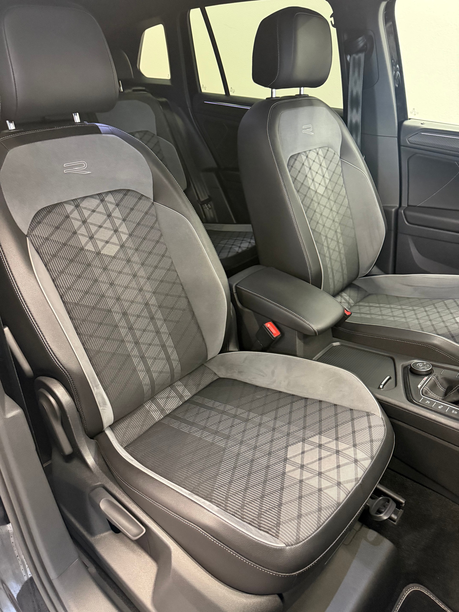 VW Tiguan 2.0 TDI SCR R-Line 4Motion DSG-image-13