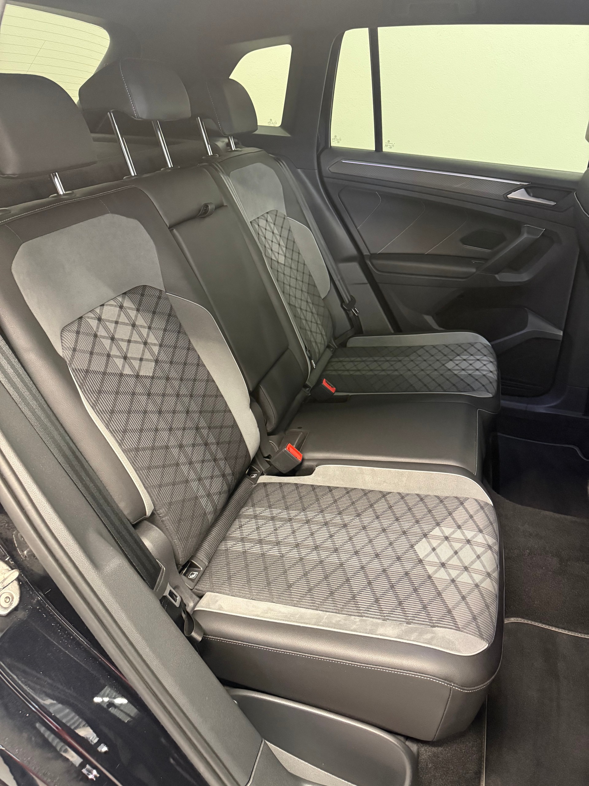 VW Tiguan 2.0 TDI SCR R-Line 4Motion DSG-image-15