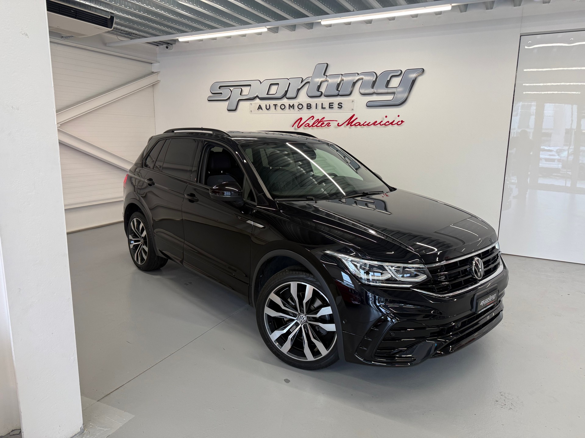 VW Tiguan 2.0 TDI SCR R-Line 4Motion DSG-showroom-element-1