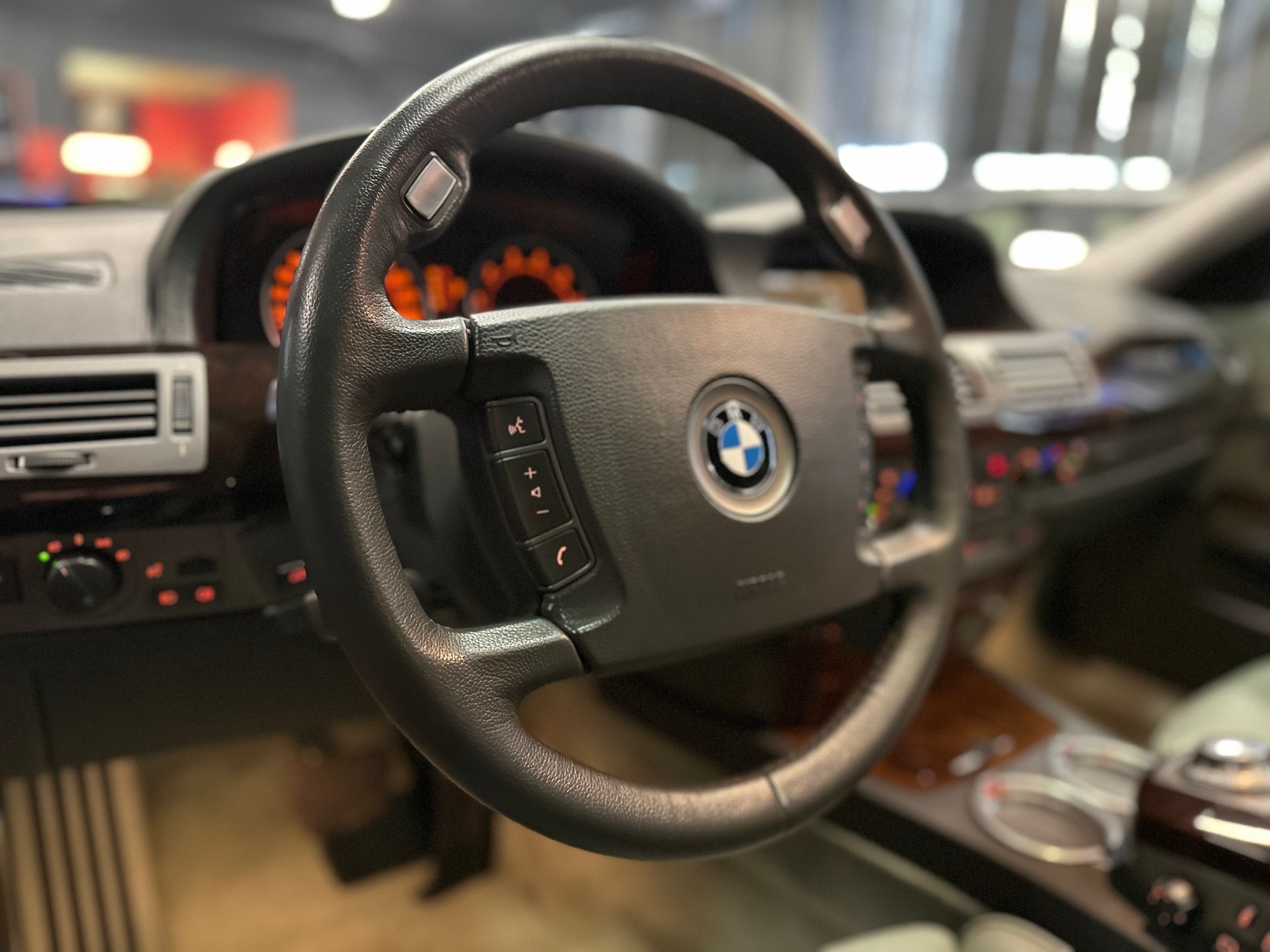 BMW 760i L Individual / CH Fahrzeug - Garantierte KM !!-image-11