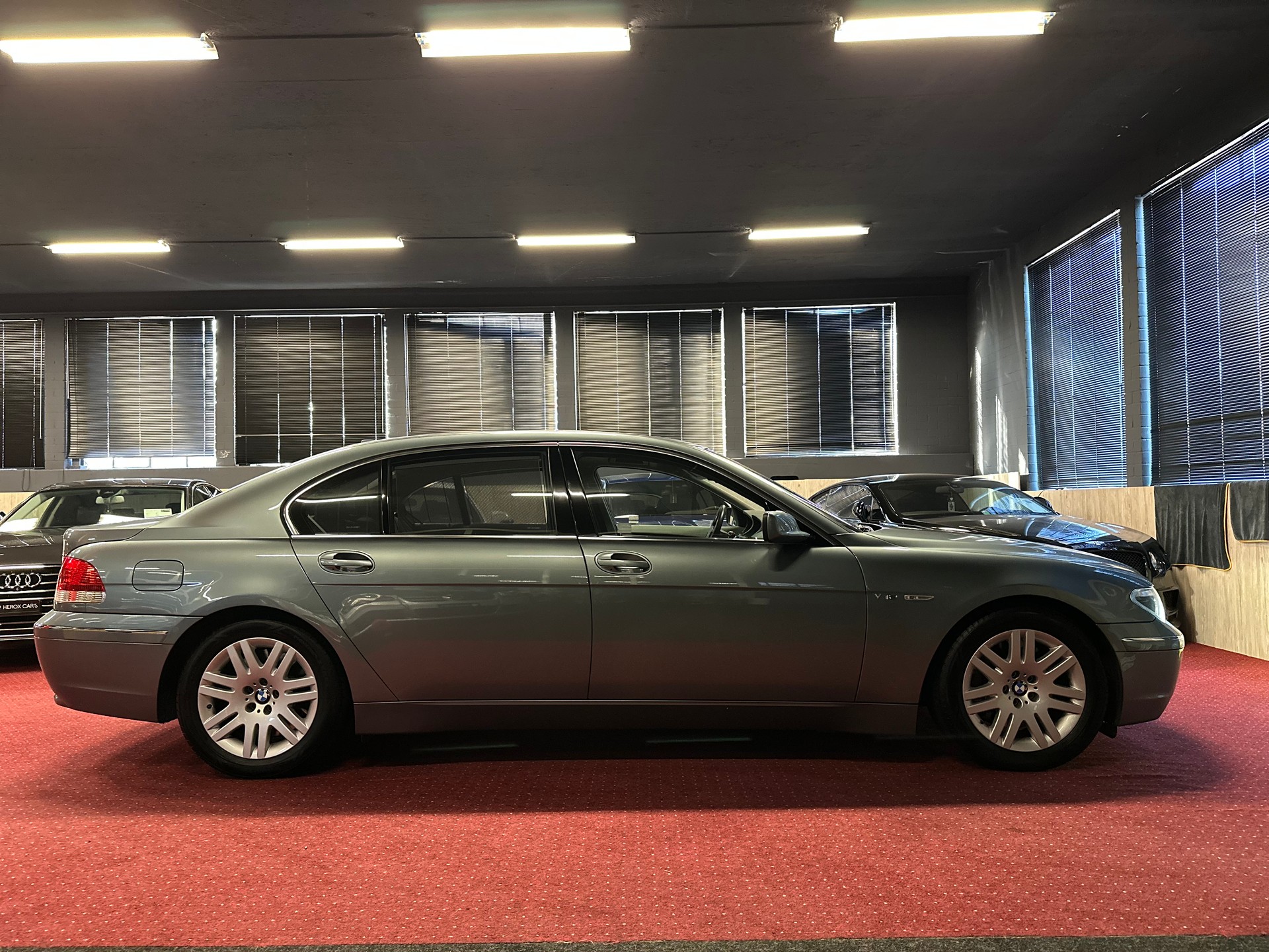BMW 760i L Individual / CH Fahrzeug - Garantierte KM !!-showroom-element-3