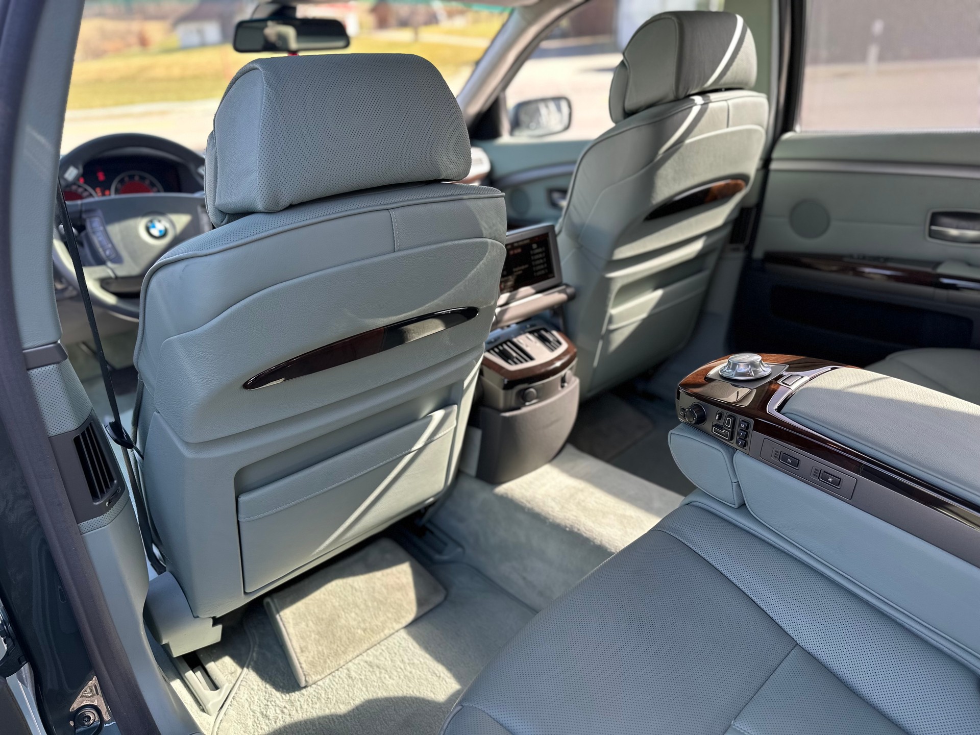 BMW 760i L Individual / CH Fahrzeug - Garantierte KM !!-image-28