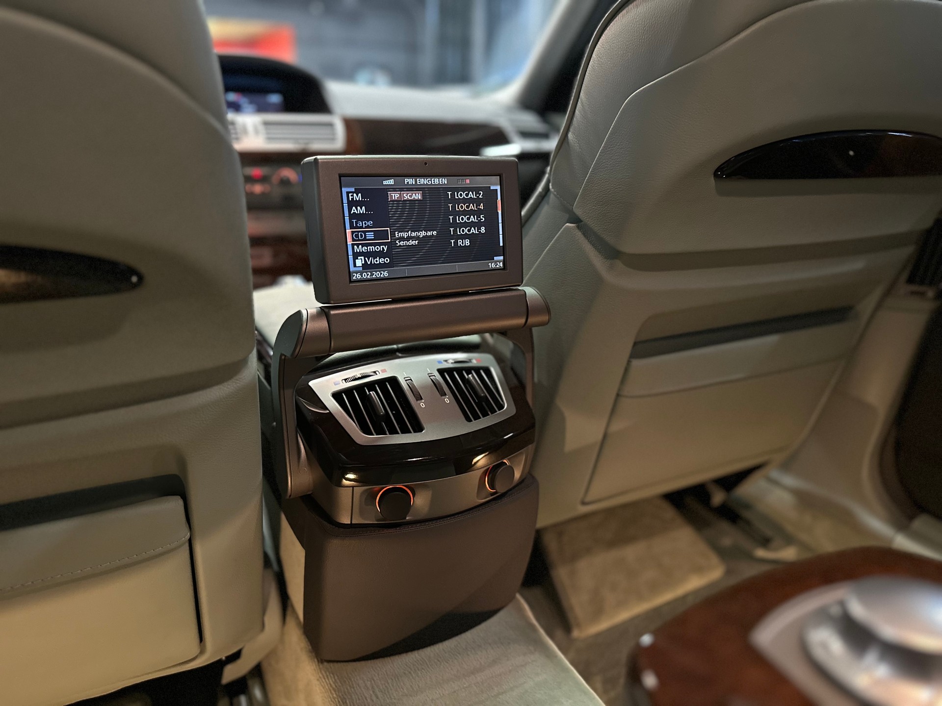 BMW 760i L Individual / CH Fahrzeug - Garantierte KM !!-image-21