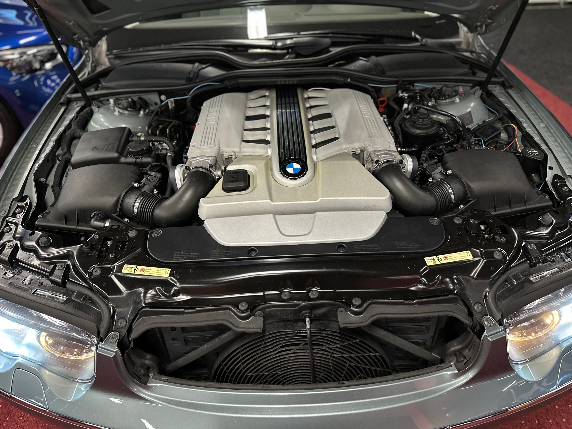 BMW 760i L Individual / CH Fahrzeug - Garantierte KM !!-image-24