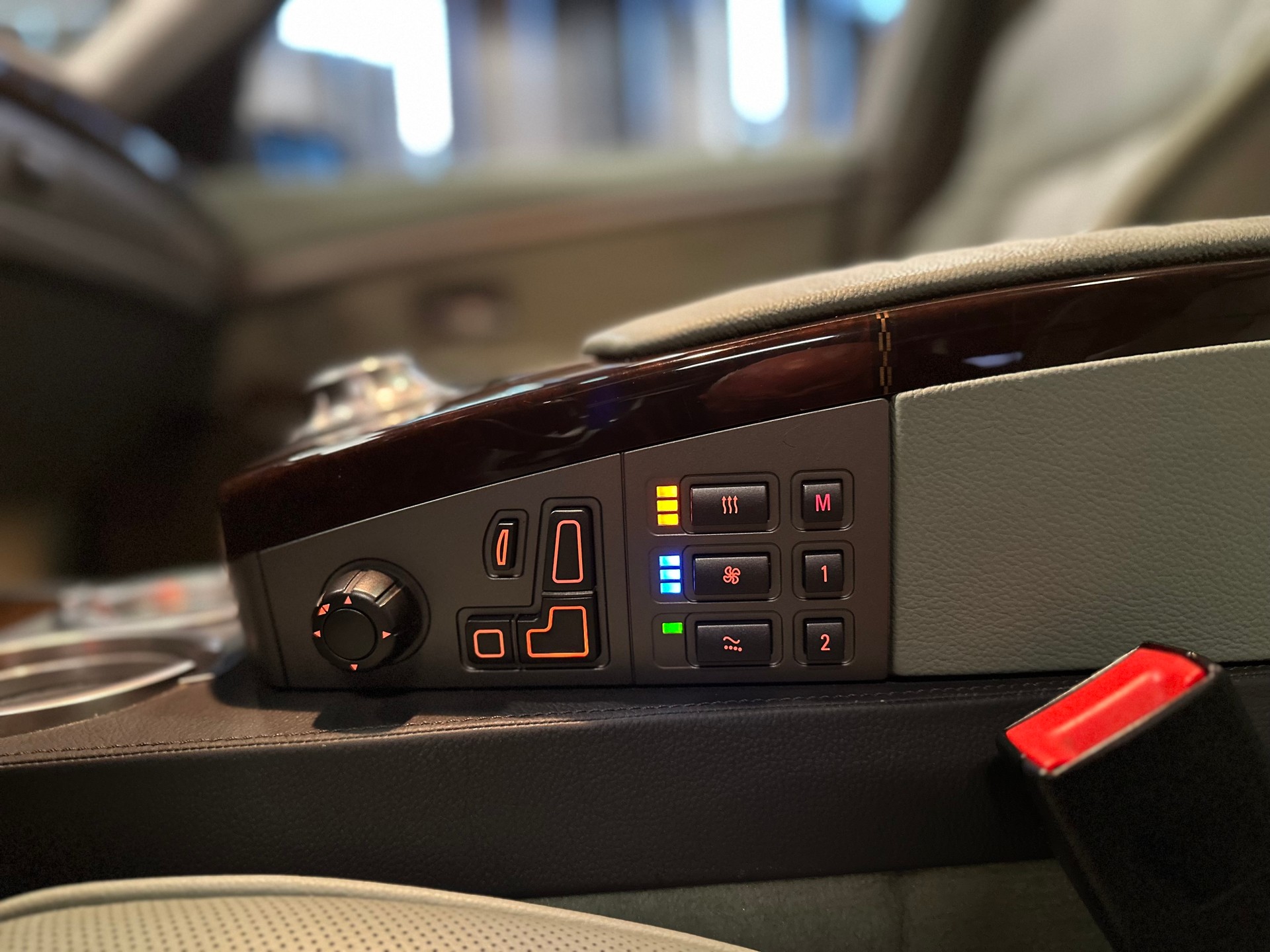 BMW 760i L Individual / CH Fahrzeug - Garantierte KM !!-image-14