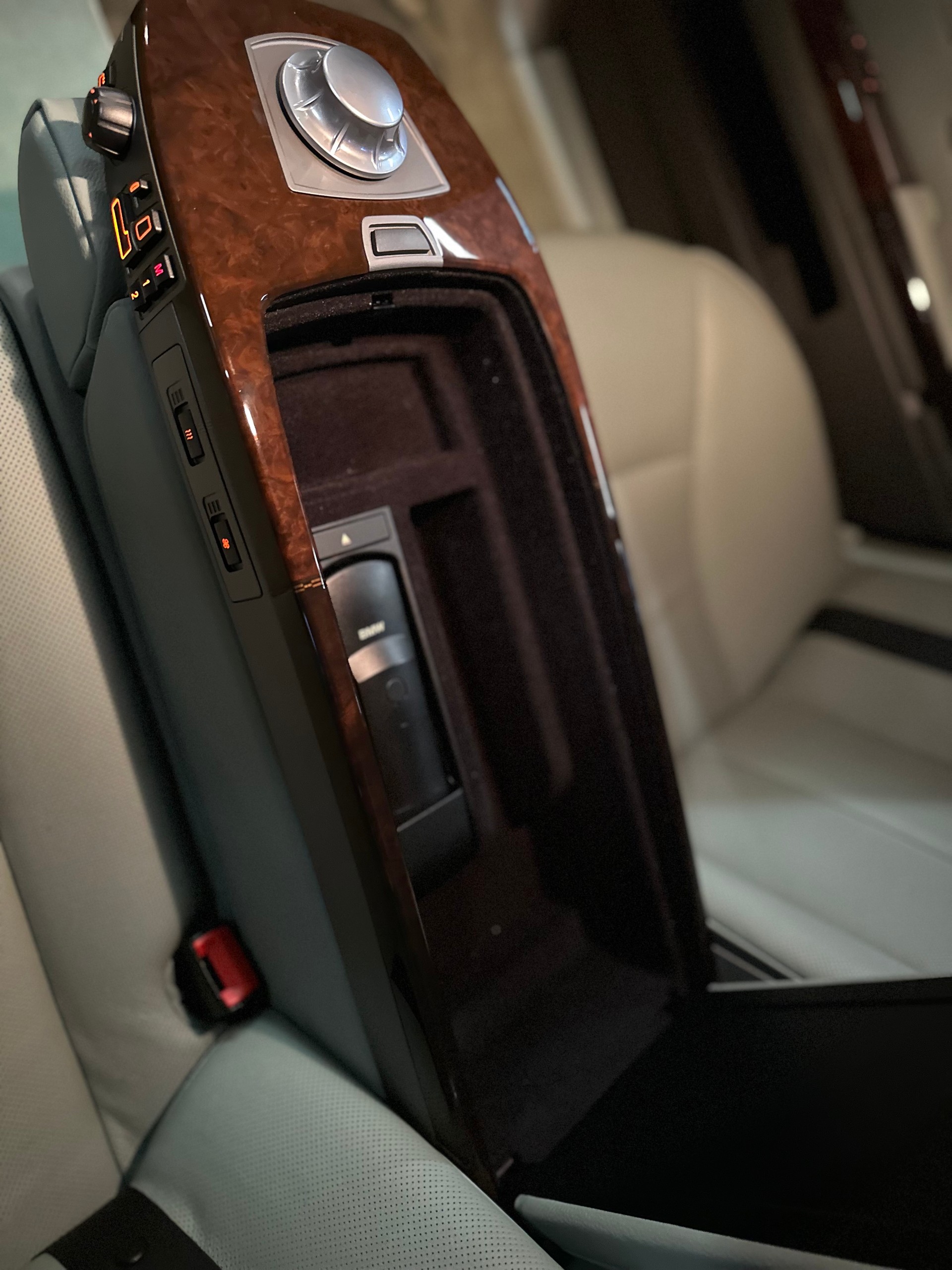 BMW 760i L Individual / CH Fahrzeug - Garantierte KM !!-image-19