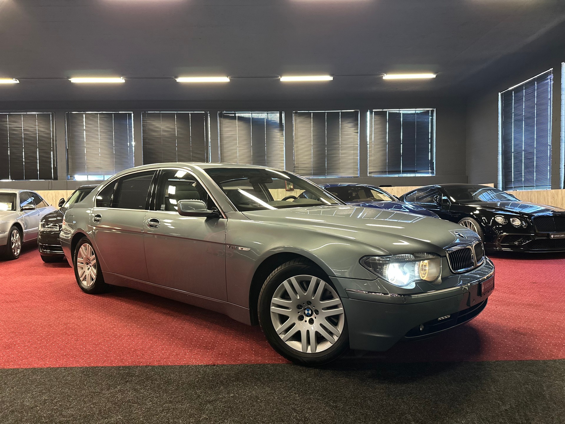 BMW 760i L Individual / CH Fahrzeug - Garantierte KM !!-showroom-element-1