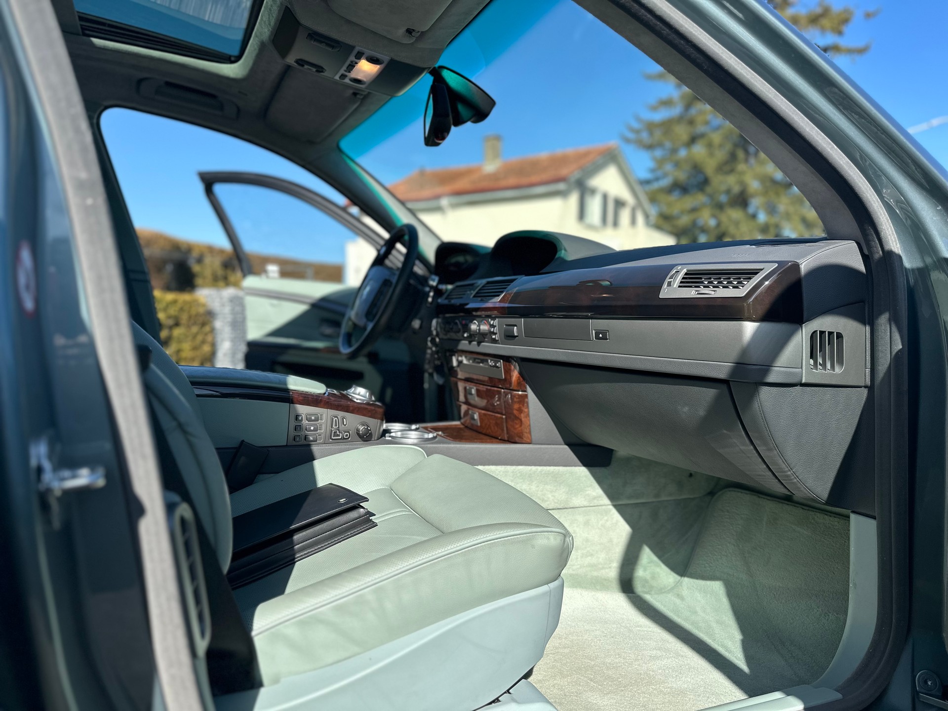 BMW 760i L Individual / CH Fahrzeug - Garantierte KM !!-image-27