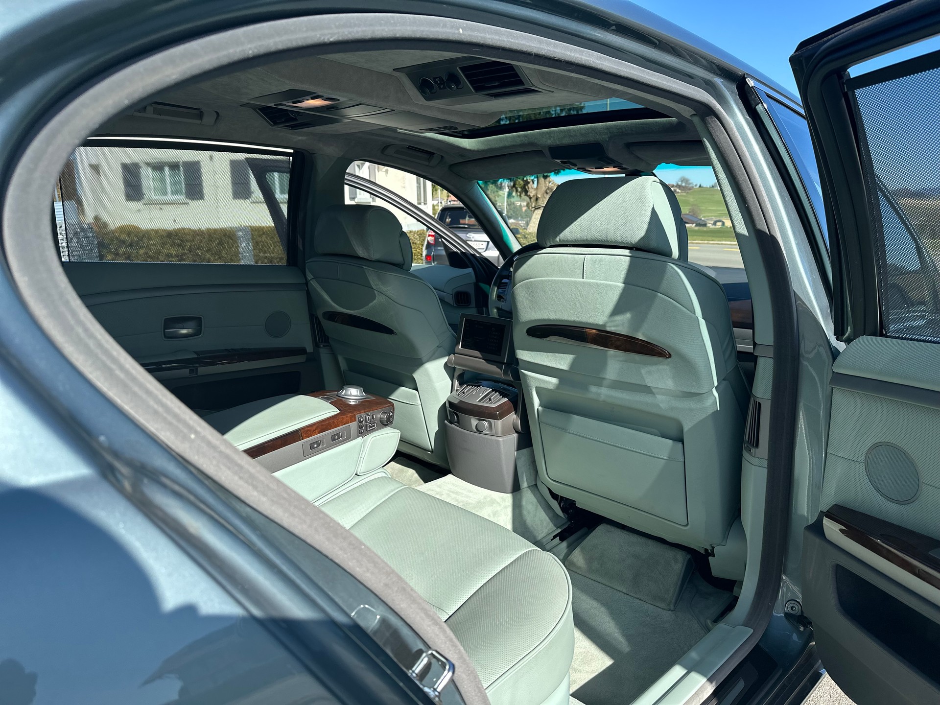 BMW 760i L Individual / CH Fahrzeug - Garantierte KM !!-image-29