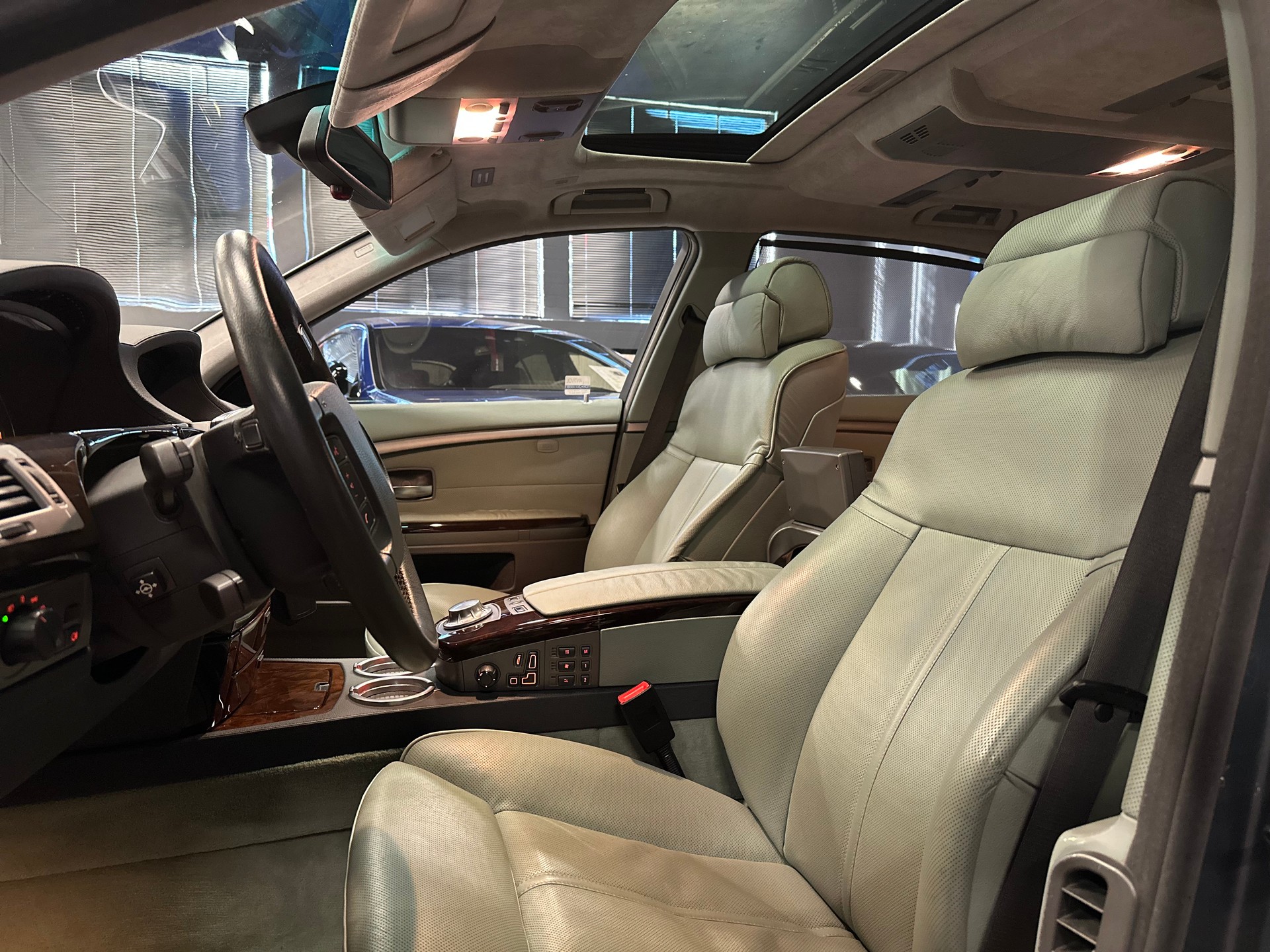 BMW 760i L Individual / CH Fahrzeug - Garantierte KM !!-image-16