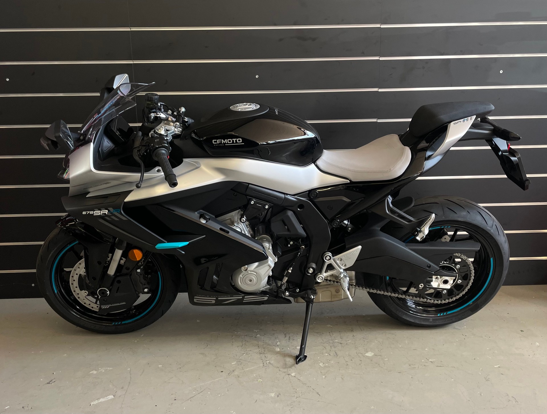 CF MOTO 675SR-R Nebula Black-image-1