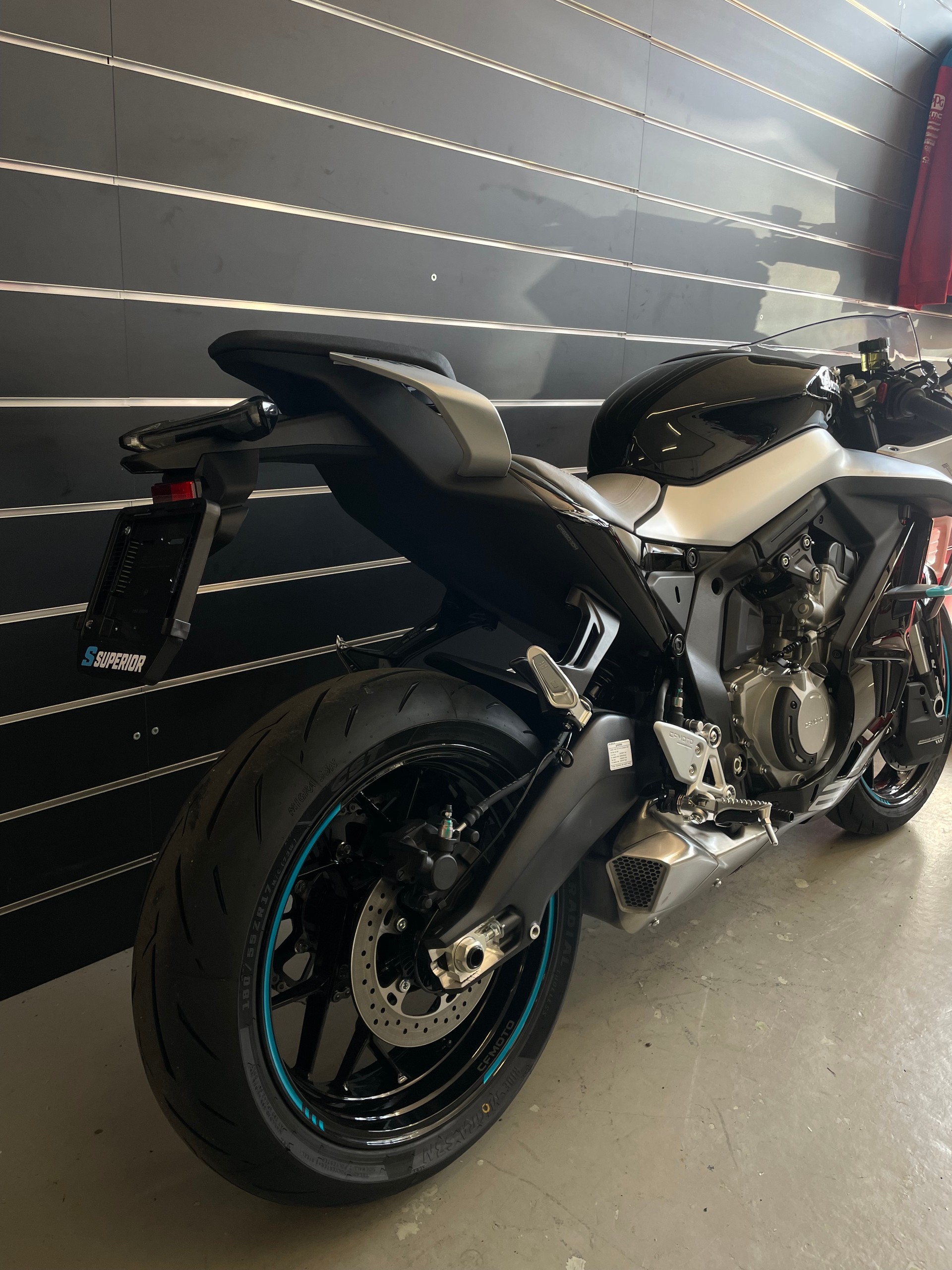 CF MOTO 675SR-R Nebula Black-image-3