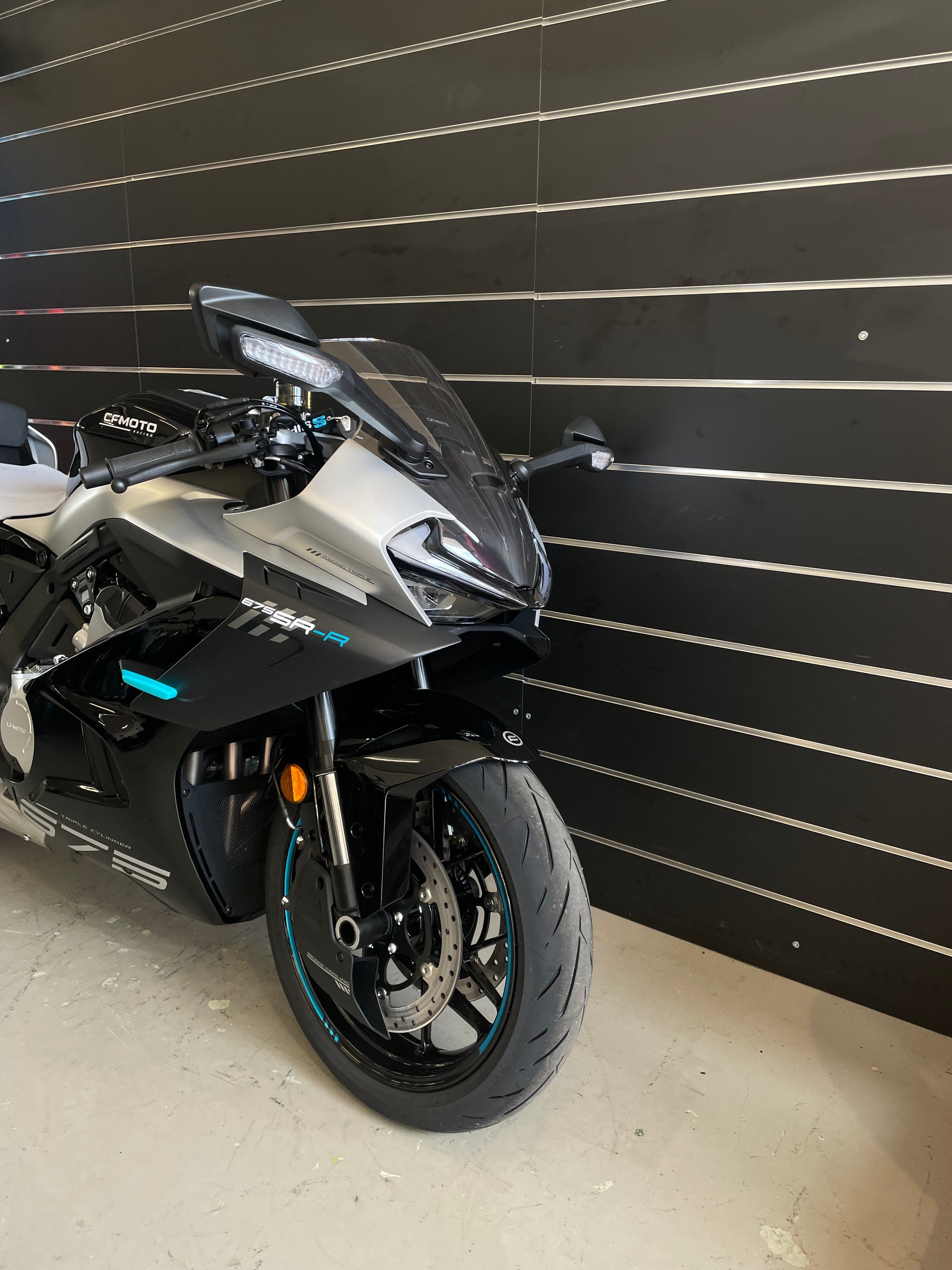 CF MOTO 675SR-R Nebula Black-image-2