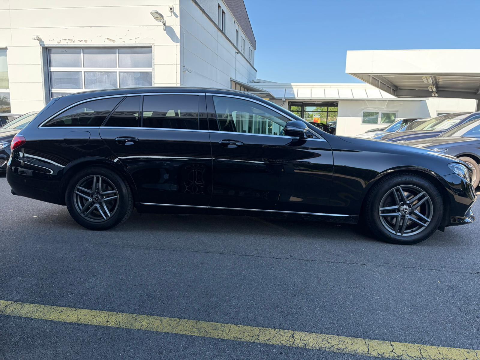 MERCEDES-BENZ E 220 d Avantgarde 4Matic 9G-Tronic-image-3
