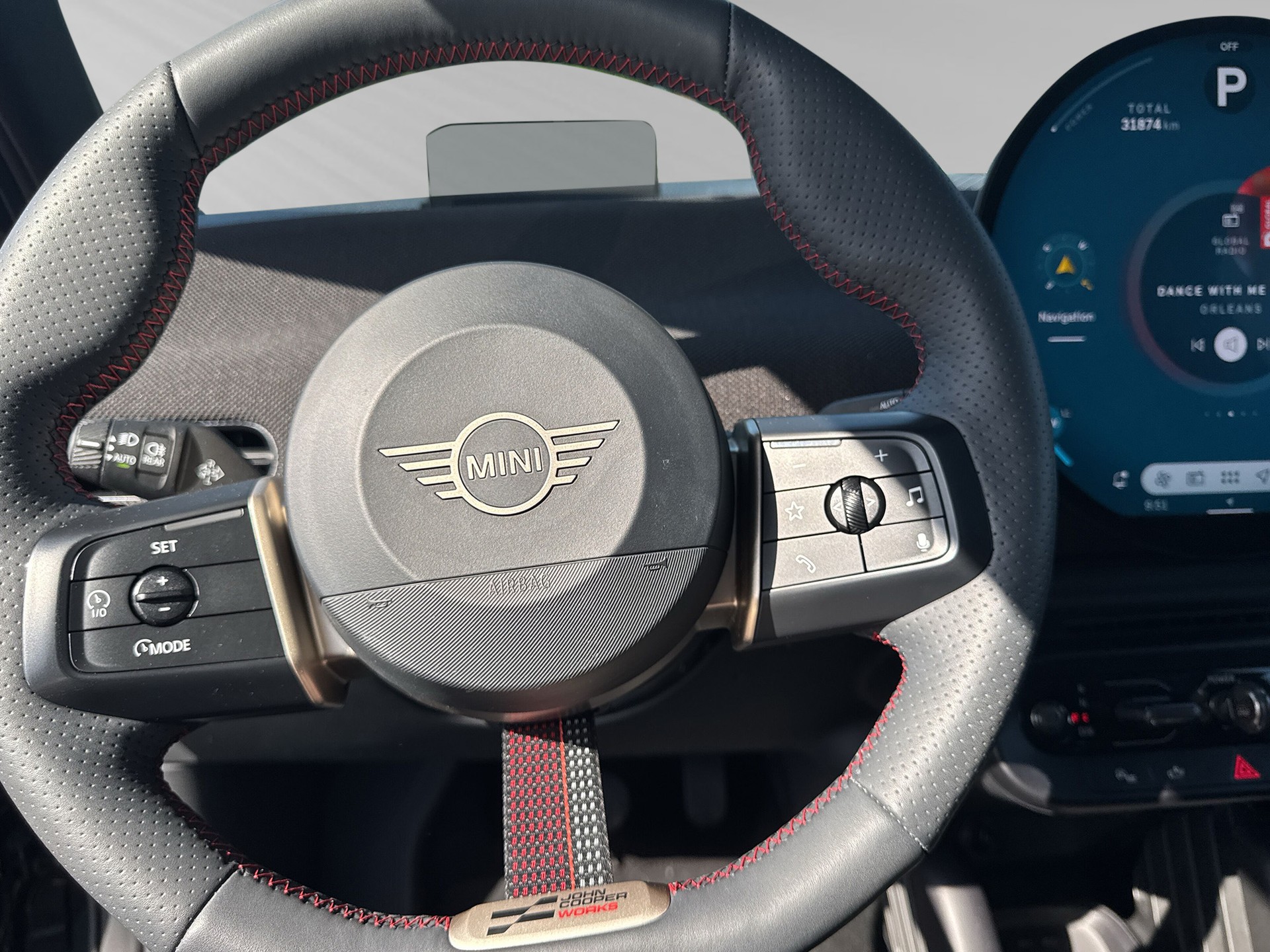 MINI Cooper SE-showroom-element-3