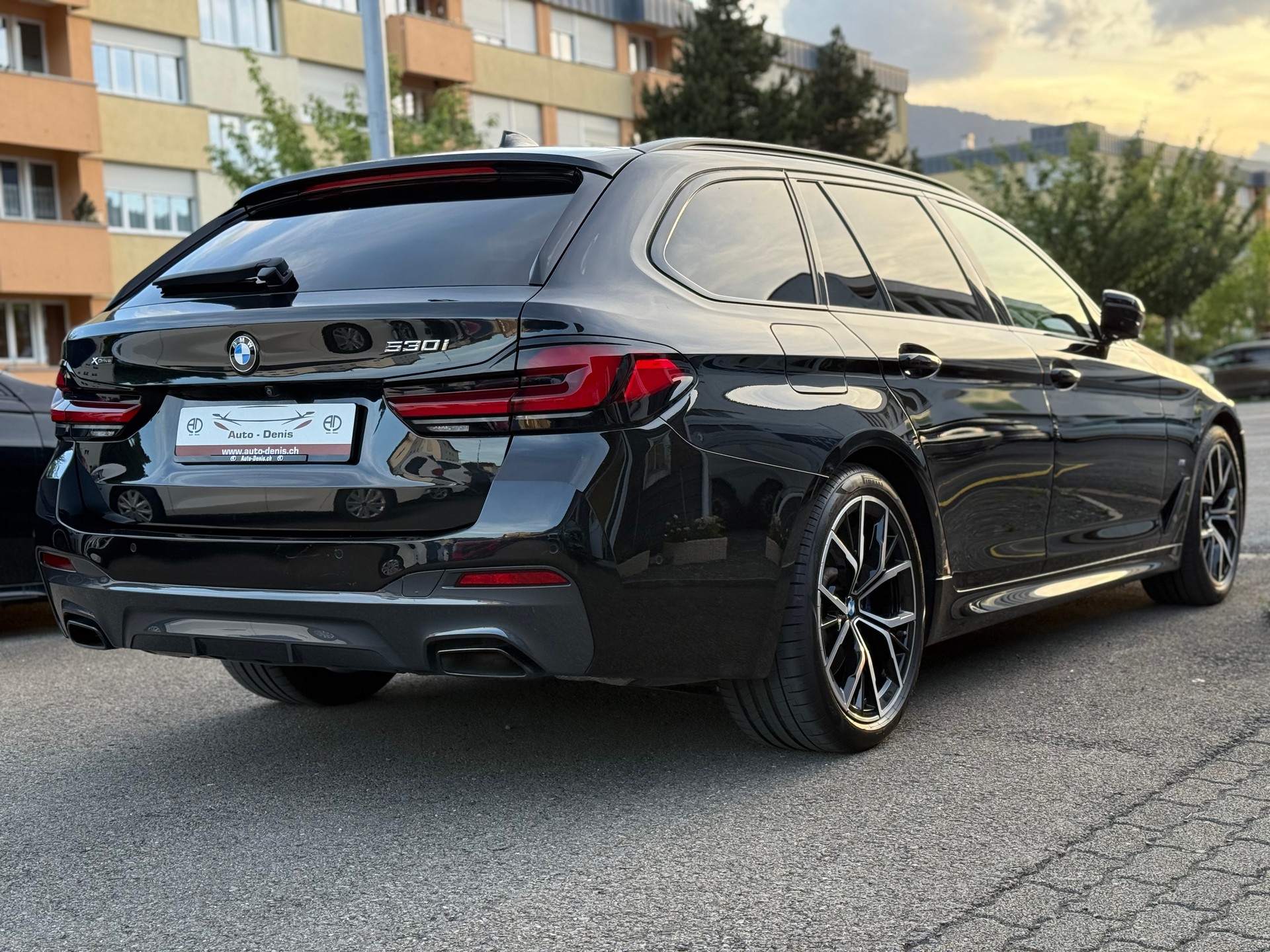 BMW 530i xDrive SAG Touring-image-4