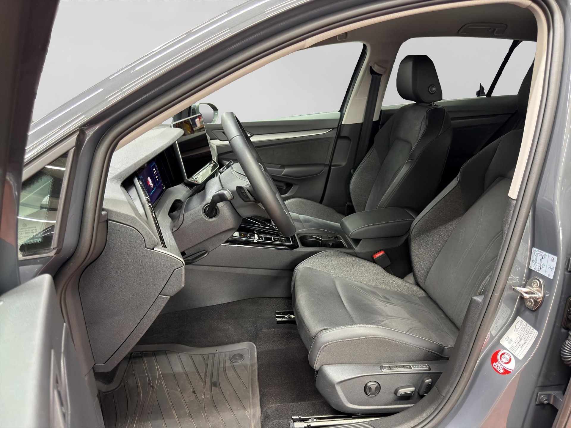 VW Golf VIII 1.5 TSI PHEV Style DSG-showroom-element-2