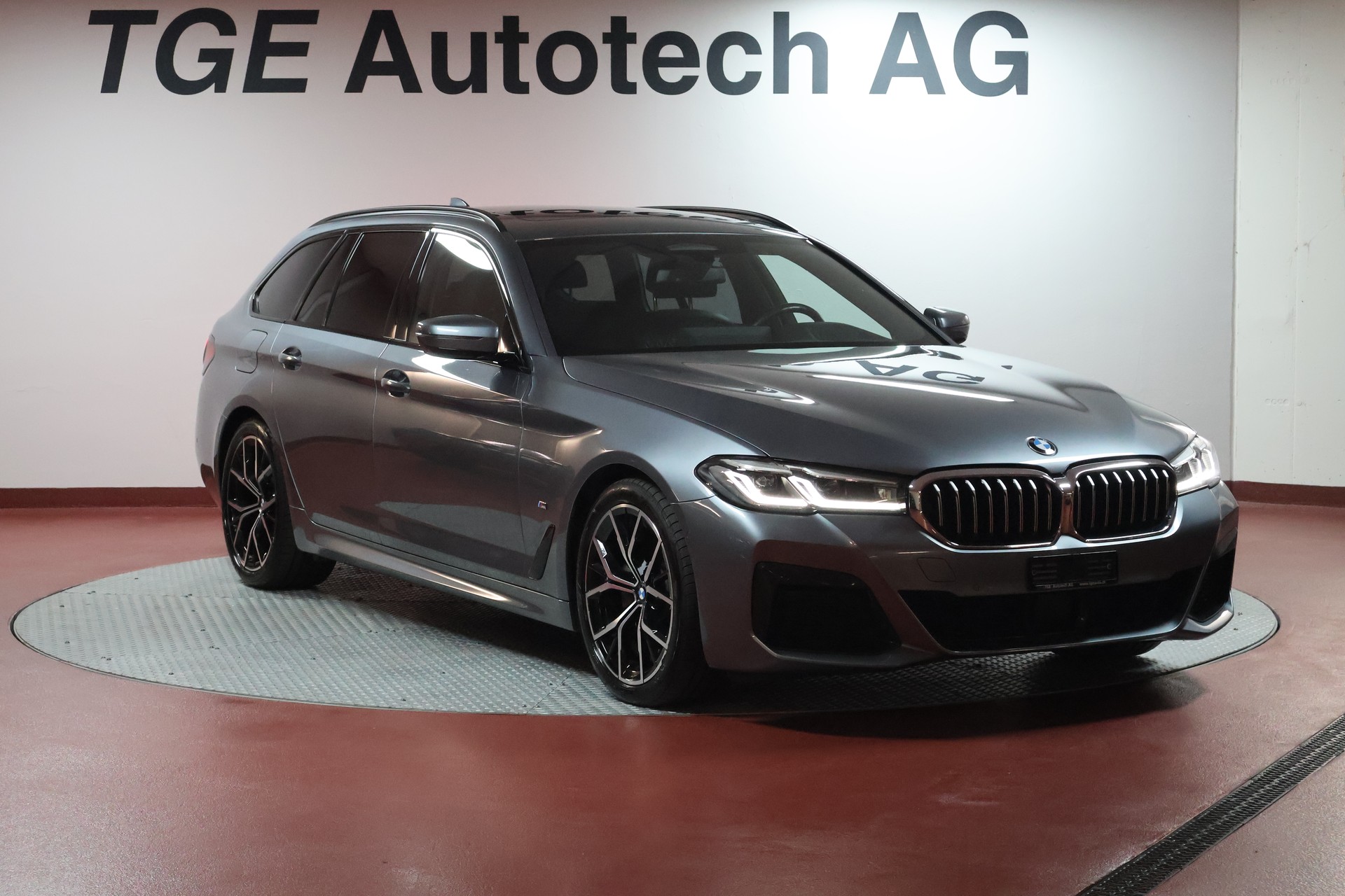 BMW 520d xDrive 48V Touring M Sport Steptronic-showroom-element-2