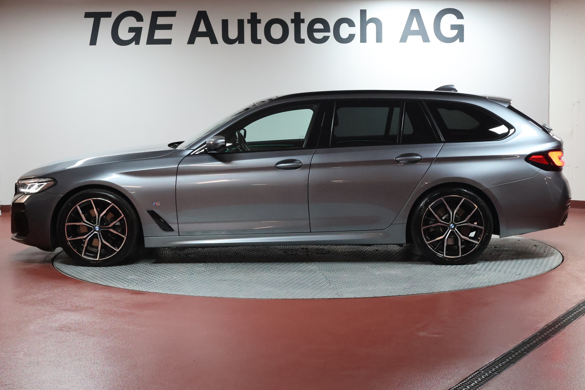 BMW 520d xDrive 48V Touring M Sport Steptronic-showroom-element-3