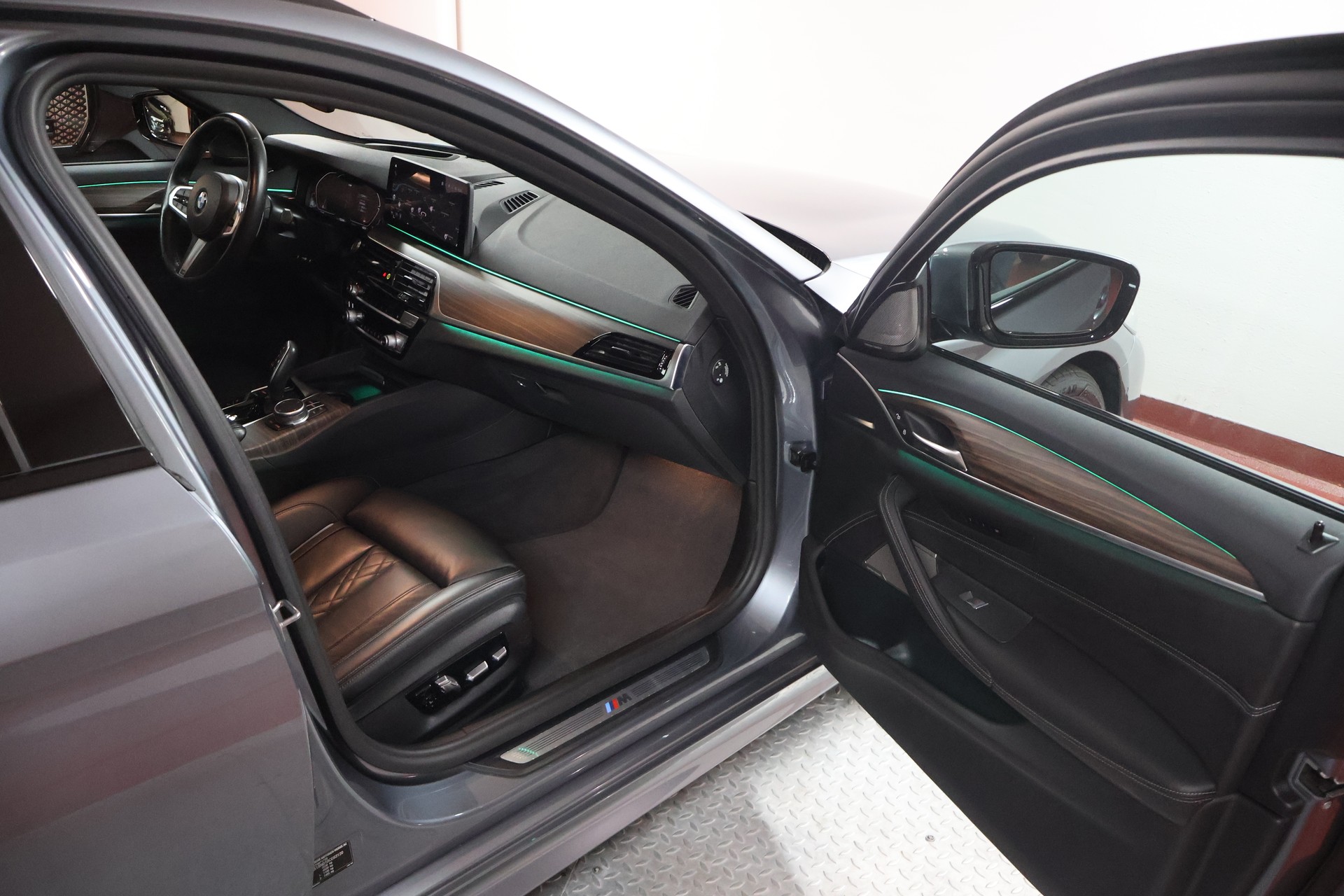 BMW 520d xDrive 48V Touring M Sport Steptronic-image-15